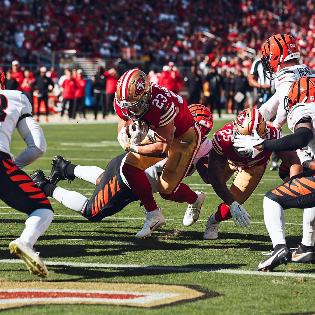 サンフランシスコ・フォーティナイナーズのインスタグラム：「Running in to the @nfl record books.」