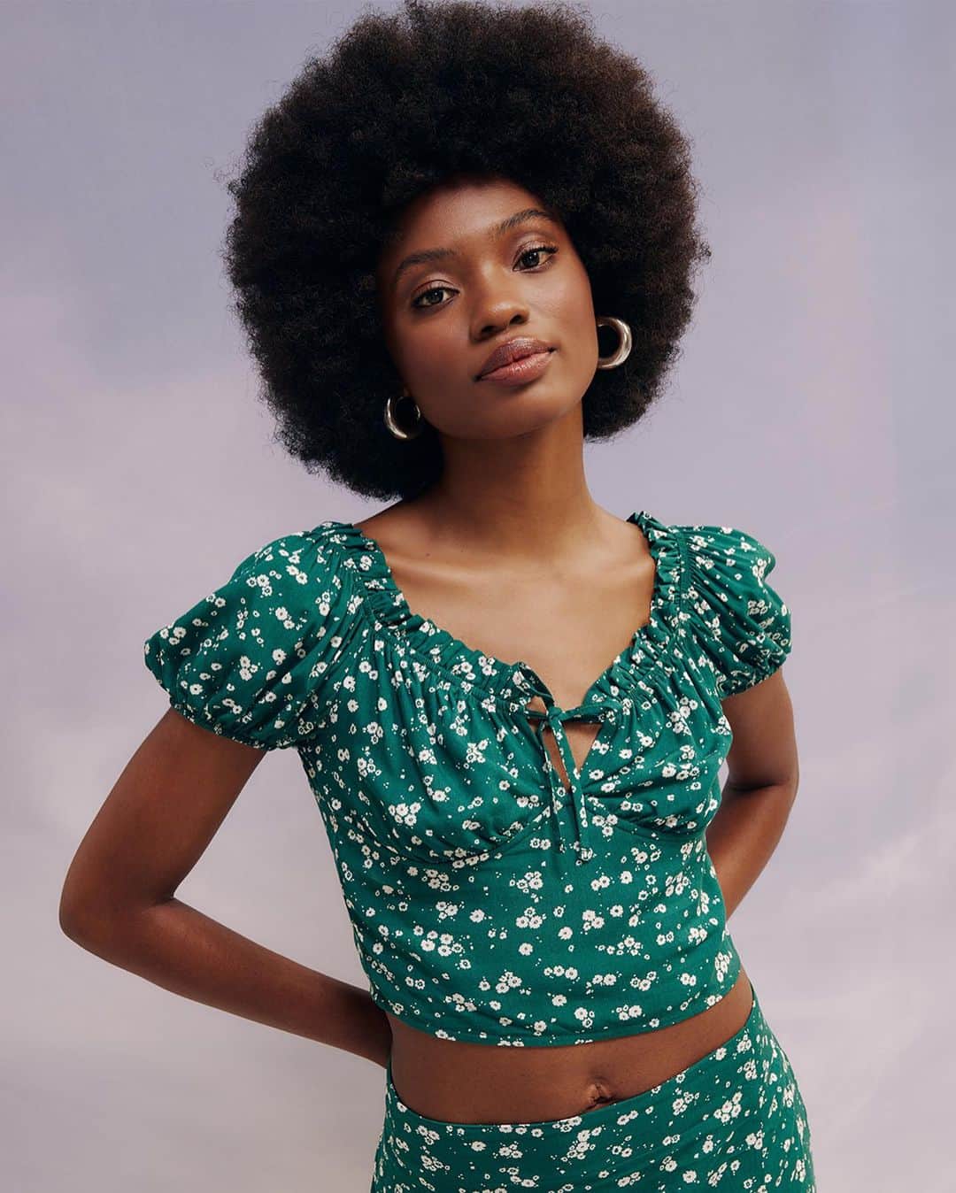 ロジャス・レナーのインスタグラム：「O romantismo sempre na moda. 🌼 Para apostar nessa tendência, invista em peças delicadas com estampa floral, como saia midi e blusa com mangas bufantes. Compre clicando nas imagens. #LookFloral #Tendência #ModaFeminina #LookInspiração #Verão #LooksRomânticos​  blusa cropped 881469094 | saia new midi 874847561」