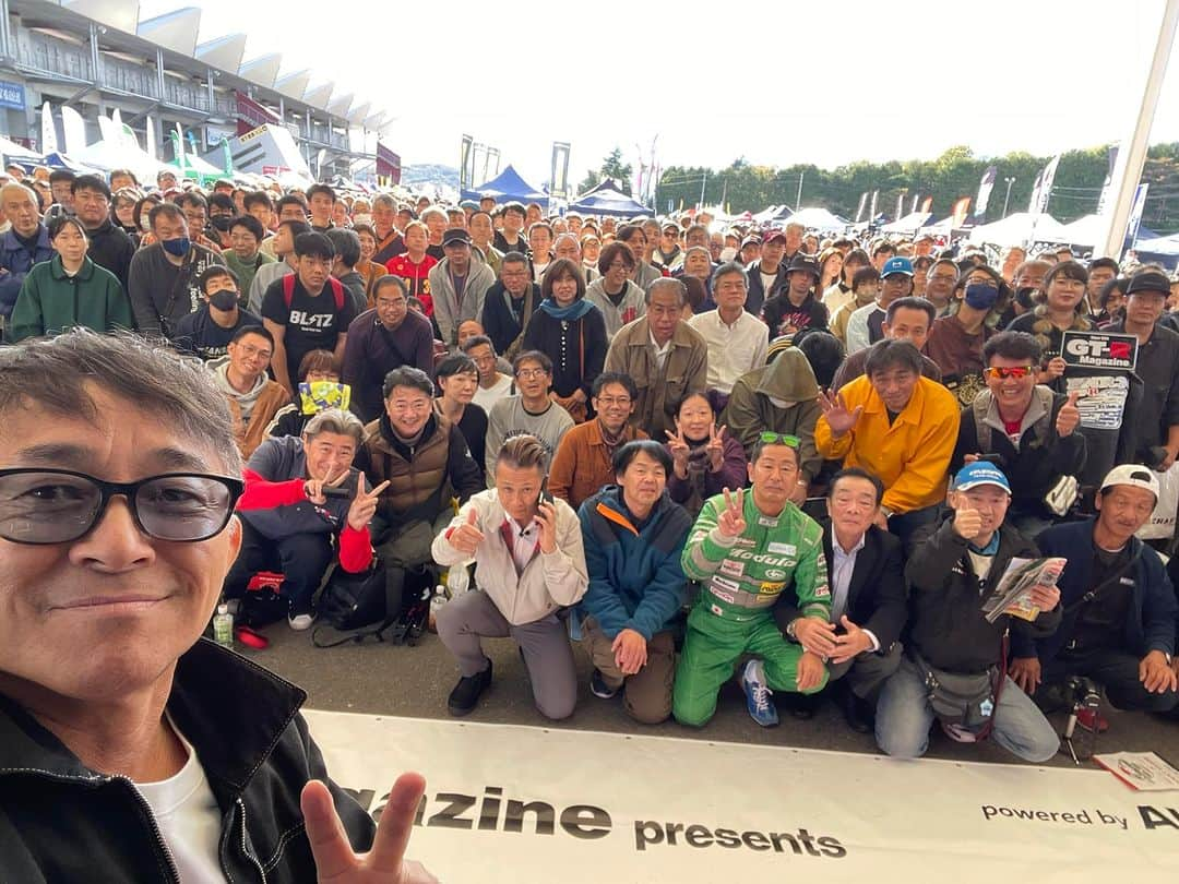 木下隆之のインスタグラム：「GT-R magazine主催の秋の風物詩「R's Meeting」は、今年も大盛況でしたね。まあよくもこんなにGT-Rを愛する仲間が集結するものだと、感心するばかり。気を良くして、3ステージすべてに登壇してしまった。底知れぬエネルギーいただきました😛🚗」