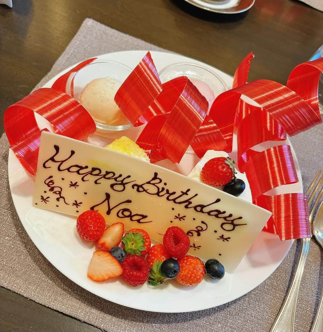 桜咲乃愛さんのインスタグラム写真 - (桜咲乃愛Instagram)「早めのお誕生日会🎂💕 ありがとう〜🥹💓💓💓  イルブリオのプレートのくるくるの飴細工皆食べないけど あれ食べるの大好き🥹🤍✨  今年も皆がお祝いしてくれて幸せ🥰🌸  #お誕生日会#お誕生日プレート #お誕生日女子会#イルブリオ#六本木ランチ」10月30日 6時18分 - noasama1101