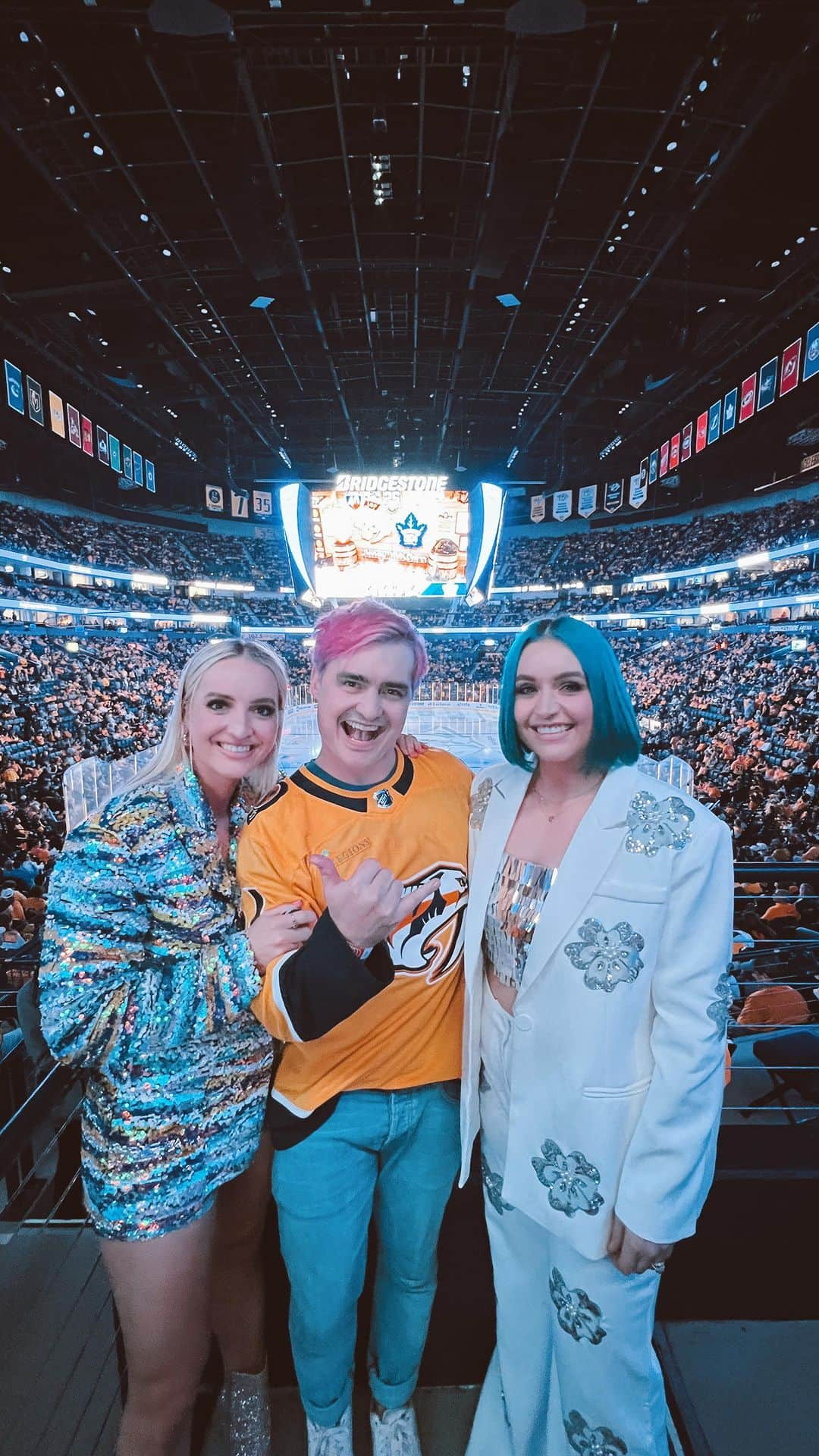 シェパードのインスタグラム：「First gig in Nashville and it was a pretty epic one! Thanks for having us @wbrettwilson @bridgestonearenaofficial and HUGE win for the @predsnhl 👏🏼」