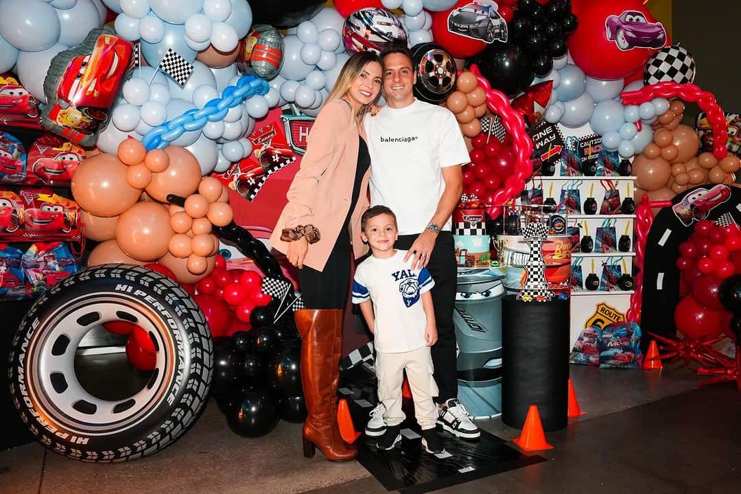 サンティアゴ・アリアスのインスタグラム：「Lucca, Hijo querido;  Hoy celebramos tu cuarto año de vida, y queremos que sepas cuán afortunados nos sentimos de tenerte con nosotros. Tu papá, mamá y tus hermanos te amamos profundamente. Tu llegada a este mundo iluminó nuestras vidas de una manera que no podríamos haber imaginado.  Tu sonrisa es como un rayo de sol que alegra todos nuestros días. Eres increíblemente amable, y tu corazón generoso y puro es un regalo para todos los que te rodean. Tus besos, entregados con tanta dulzura, nos llenan de amor y gratitud cada día.  Siempre hemos pensamos que tu sabiduría y perspectiva de todo son más grandes que tus cuatro años, y eso nos llena de asombro y orgullo, nos haces reír y nos asombras con tu madurez. Realmente eres una persona muy especial en nuestras vidas. Te amamos mucho y estamos emocionados por todo lo que el futuro te depara.  Tu personalidad, tan parecida a la de mamá, con ese carácter único y especial, y tu parecido físico a papá, nuestro querido rubio, nos hace sentir sumamente agradecidos de tener la dicha de ser parte de tu vida. Eres un hermano ejemplar, un maravilloso amigo y una fuente constante de inspiración para todos nosotros.  Gracias por ser tú, por enseñarnos tanto y por enriquecer nuestras vidas de tantas maneras. Pedimos a Dios que te bendiga hoy y siempre, y que te conceda muchos más años de alegría, salud y amor.  Con todo nuestro amor, Mamá, Papá y tus hermanos #happybirthday #felizcumpleaños」