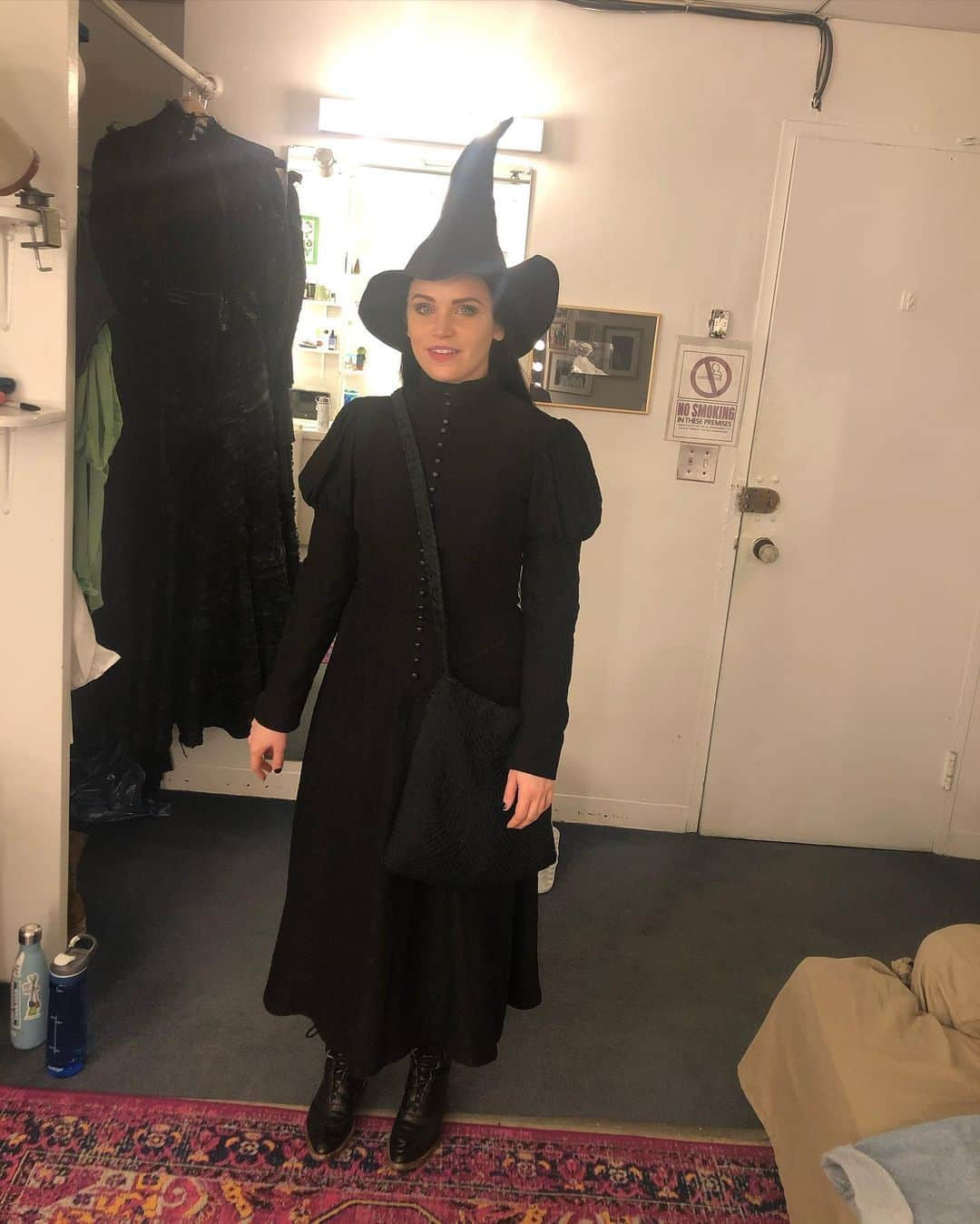 リンジー・ピアースさんのインスタグラム写真 - (リンジー・ピアースInstagram)「Wicked | 2020 💚  1) First time ever putting on the act 2 master gown  2) before my put in, we did a costume and wig run with no green and it was a blast  3) my girls offering emotional support during my pre-debut “calm down” bath  4, 5) beam me up, Elphie 💚  6, 7, 8) the support, the love, the amount of people from multiple different timelines of my life that showed up in my first days was and still is the most beautiful and overwhelming thing 🥹🖤  9) Carol 💛  10) debut 💚」10月30日 6時19分 - lindsayheatherpearce