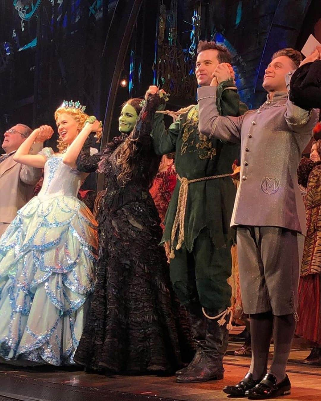 リンジー・ピアースさんのインスタグラム写真 - (リンジー・ピアースInstagram)「Wicked | 2020 💚  1) First time ever putting on the act 2 master gown  2) before my put in, we did a costume and wig run with no green and it was a blast  3) my girls offering emotional support during my pre-debut “calm down” bath  4, 5) beam me up, Elphie 💚  6, 7, 8) the support, the love, the amount of people from multiple different timelines of my life that showed up in my first days was and still is the most beautiful and overwhelming thing 🥹🖤  9) Carol 💛  10) debut 💚」10月30日 6時19分 - lindsayheatherpearce