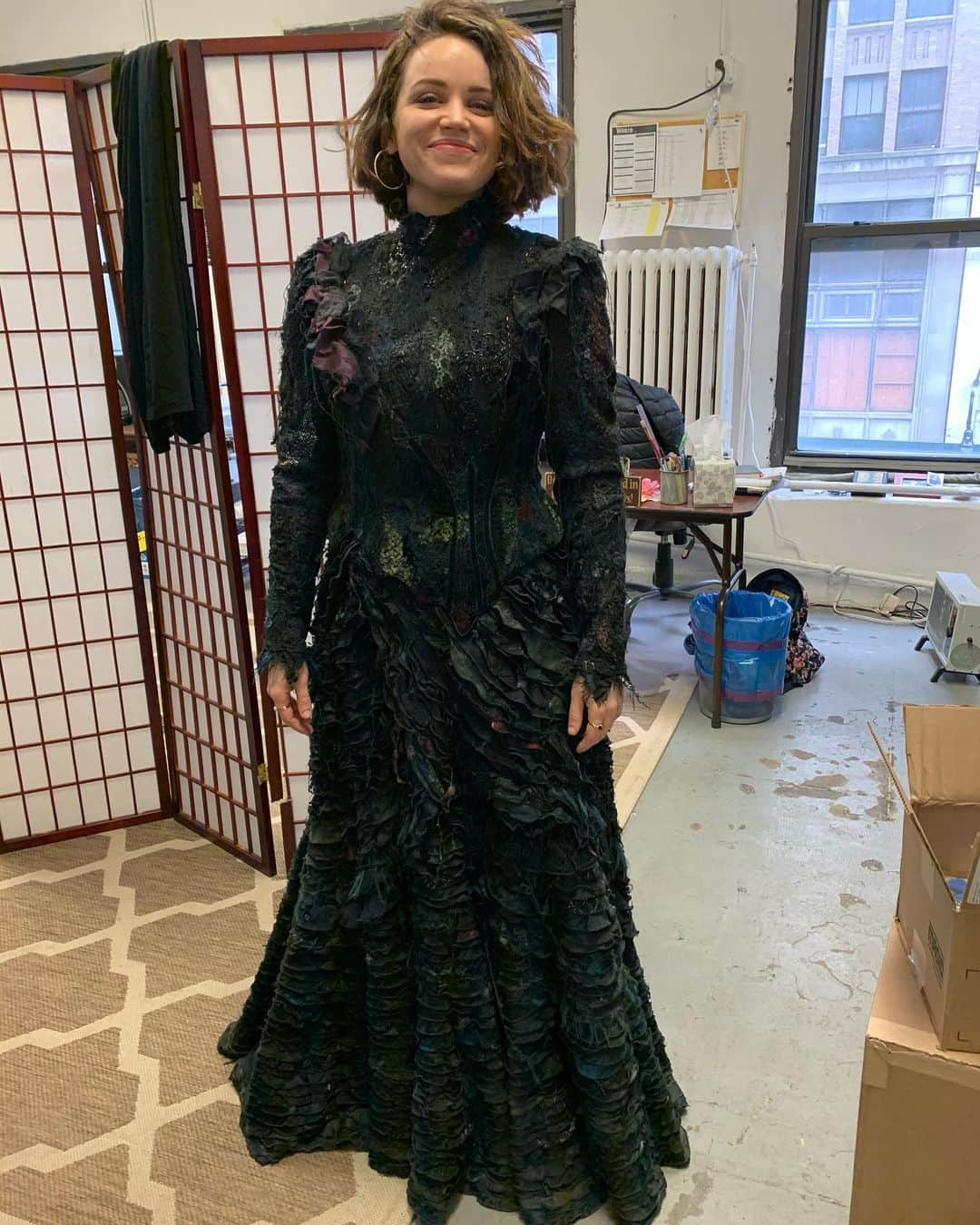 リンジー・ピアースのインスタグラム：「Wicked | 2020 💚  1) First time ever putting on the act 2 master gown  2) before my put in, we did a costume and wig run with no green and it was a blast  3) my girls offering emotional support during my pre-debut “calm down” bath  4, 5) beam me up, Elphie 💚  6, 7, 8) the support, the love, the amount of people from multiple different timelines of my life that showed up in my first days was and still is the most beautiful and overwhelming thing 🥹🖤  9) Carol 💛  10) debut 💚」