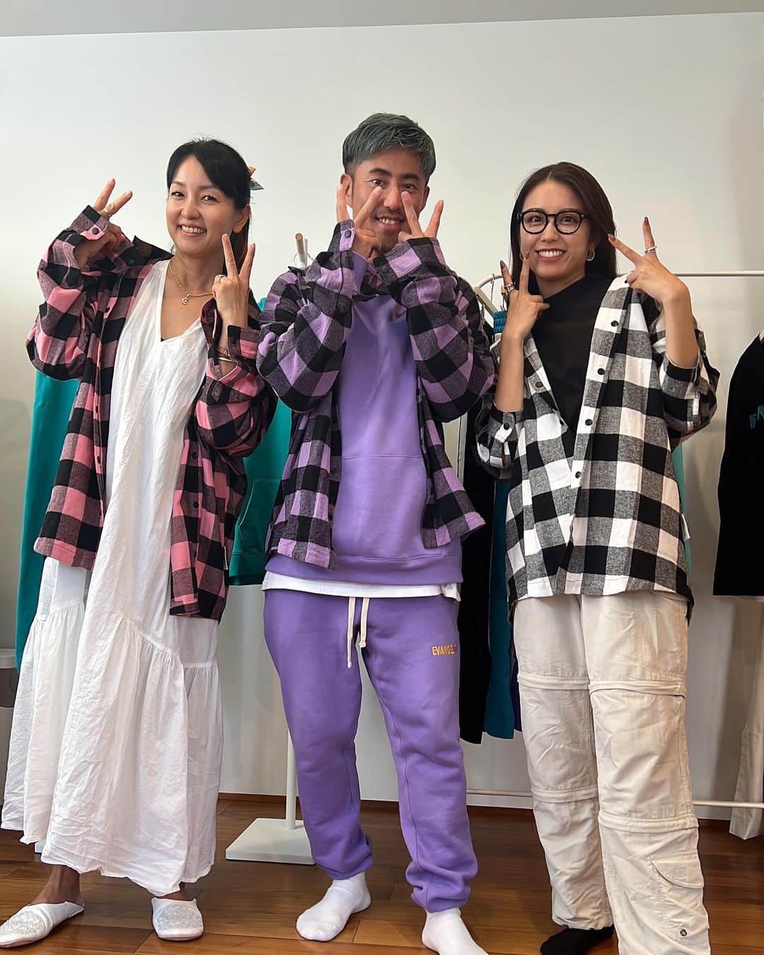 のインスタグラム：「オシャレスタイリスト、コバちゃんのプロデュースするユニセックスブランド　エバンジェリスタの展示会へ！ @discus_kobayashi  @evangelista_2021   色合いがすごく綺麗で、息子殿とお揃いで着れそう\(//∇//)\  コバちゃんと、初めましてのまどかちゃんと、最後にパチリ(≧∀≦) @madoka_nsmr   帰り際にひろこさんも交えて結婚トークになり、なんだか面白かったです(๑>◡<๑) @hiroko_ohtsuka  @natural_forme   またフェムケアも行きたいな(*≧∀≦*)  コバちゃんありがとう〜！  #展示会#楽しかった#表参道」