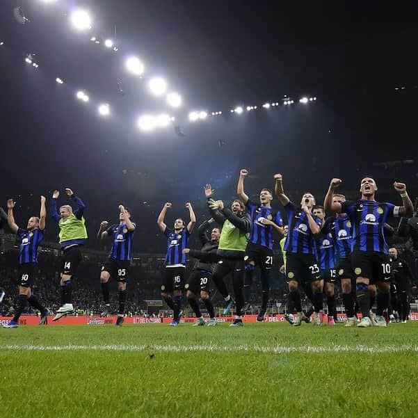 マッテオ・ダルミアンのインスタグラム：「Success comes from team work 🖤💙  #inter #forzainter #interroma #seriea」