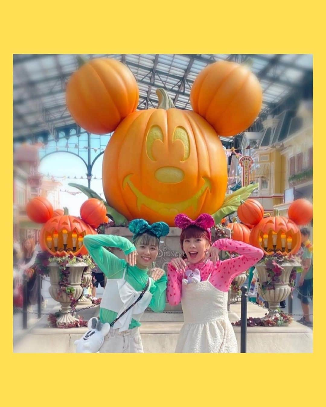 桜花りなさんのインスタグラム写真 - (桜花りなInstagram)「【🎃】 カボチャのオブジェの前で撮りたくて パレードより優先して並んでしまった…/// マイカラーのピンクコーデ可愛いでしょ💘 妹はグリーンコーデでピンク×グリーンで コーディネート合わせました🩷💚 ・ ・  #ディズニー  #ディズニーハロウィン  #Halloween  #サプライズディズニー」10月30日 6時47分 - xxyuricornxx