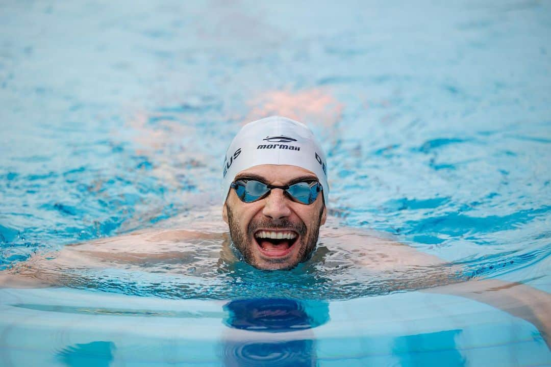 レオナルド・ジ・デウスのインスタグラム：「Essa semana PROMETE!!! +1 semana de muita natação… Troféu Finkel vai começar e conto com a torcida de todos!!! VAMOS COM TUDO @unisanta_oficial @unisantaesportes 🔴🔵 📸: @felippeluque @luquefotografia」