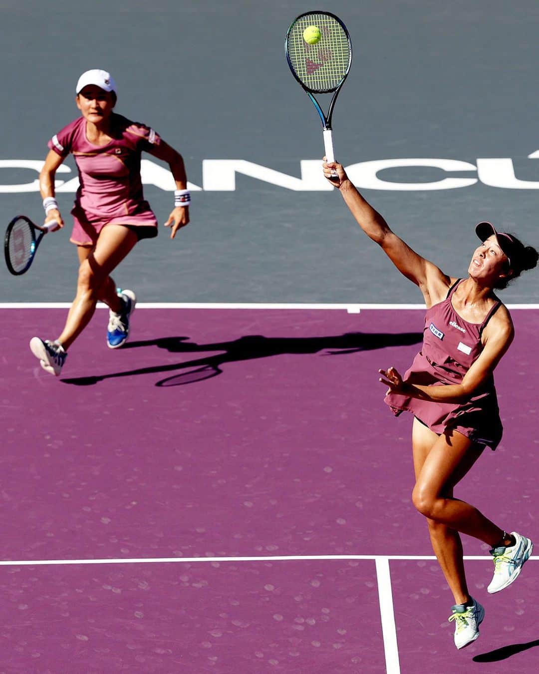 WTA（女子テニス協会）のインスタグラム：「Off to a hot start 🔥   @shuko.aoyama & @enashibs win all 9 deciding points to defeat Krawczyk/Schuurs 7-5, 6-2 and take the opening match in Group Maya Ka’an!  #WTAFinals」