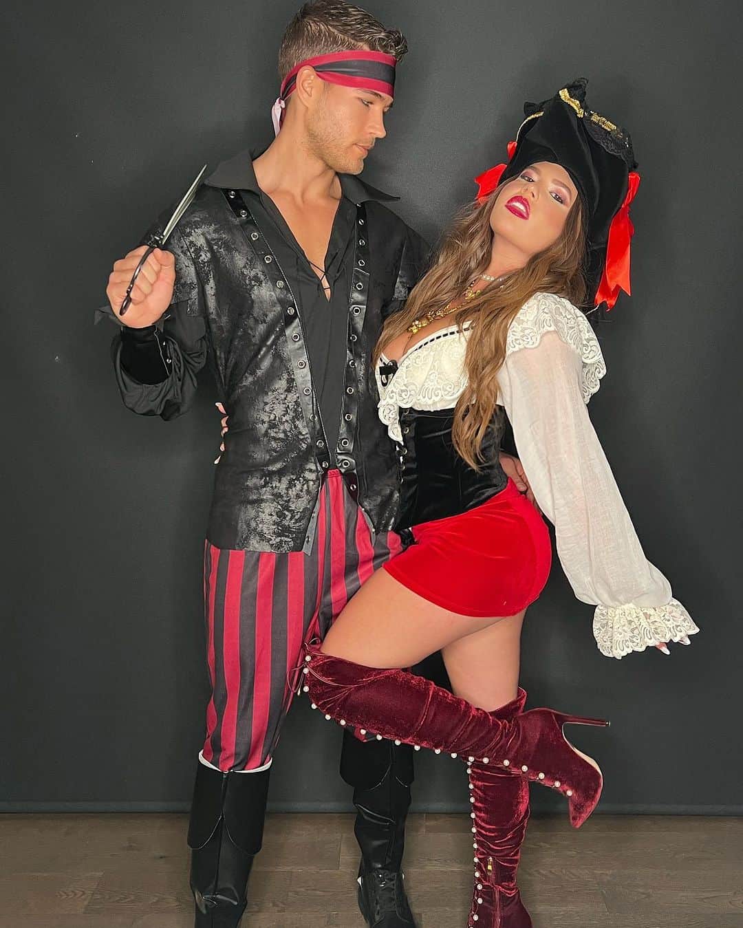 シャネル・ウエスト・コーストさんのインスタグラム写真 - (シャネル・ウエスト・コーストInstagram)「Ahoy Matey! 🗡️🏴‍☠️⚓️Fave 1-7? #halloween #piratecostume」10月30日 6時50分 - chanelwestcoast