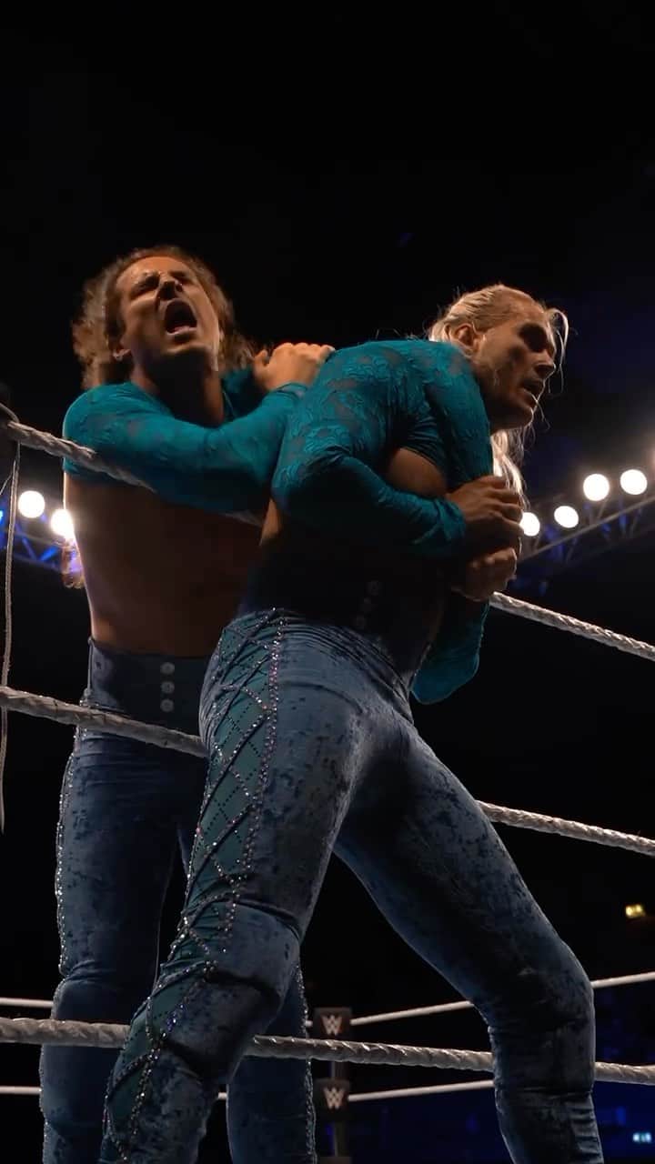 WWEのインスタグラム：「Silly Elton! 😂  #WWELondon」