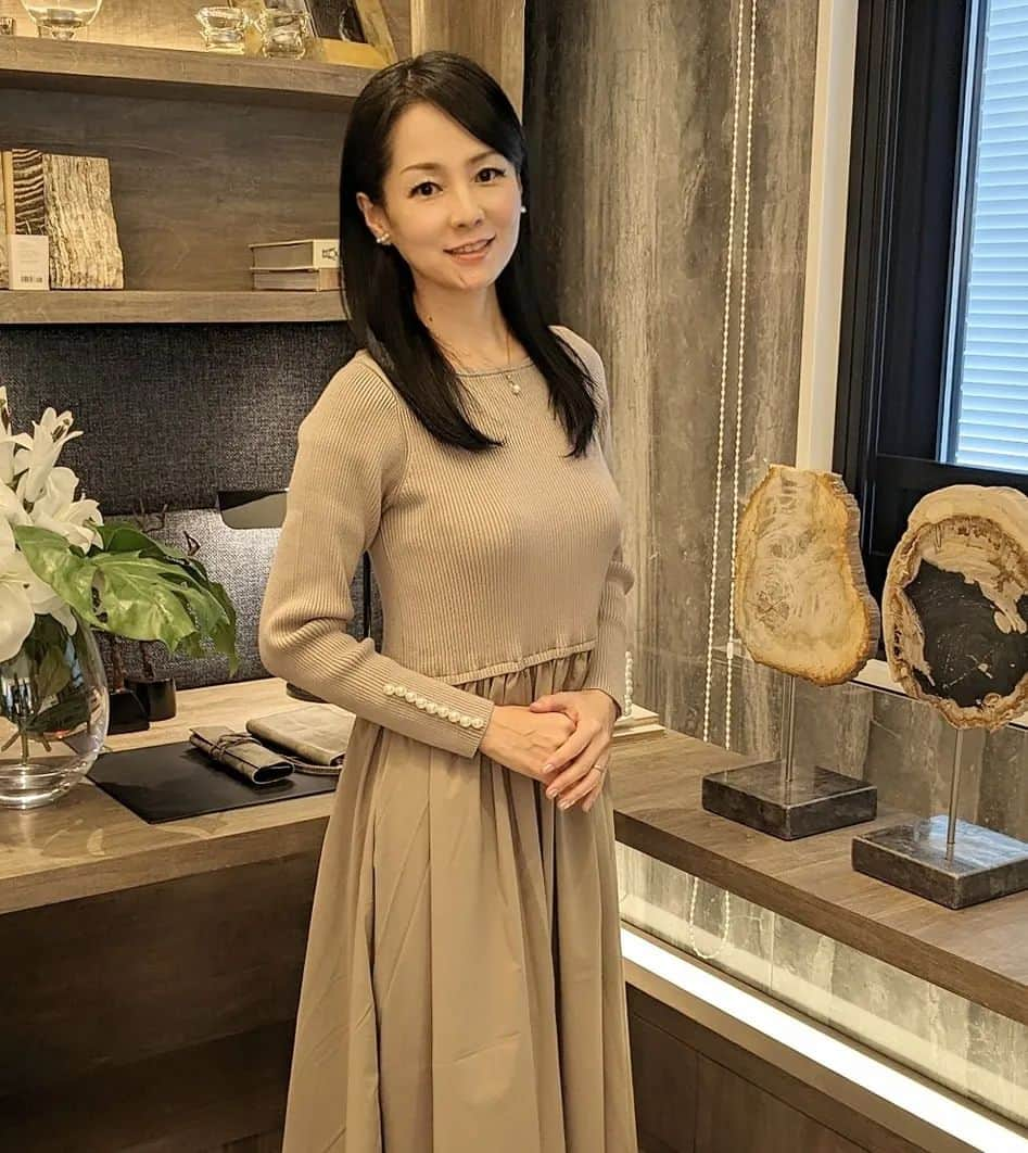 近藤淳子のインスタグラム：「おはようございます✨  先日、ファイナンシャルプランナーの峰尾先生と住宅ジャーナリストの福岡先生をお迎えした対談番組の司会をさせていただきました。  ゲストのお二人には「住宅購入のタイミング」「賃貸との違い」「金利やローン返済の裏技」など、不動産との最適な向き合い方について、解説していただきました。  例えば、住宅購入にあたり低金利や税制優遇などの条件はあるものの、不動産価格は上がり続けている時代、どのような人生設計をしていけば良いのでしょうか。  視聴者の皆さまには、ゆったりリラックスしていただきながらも、お一人お一人に価値ある情報やアドバイスをお届けできる番組になっていましたら幸いです。  お世話になりました関係者の皆さま、この度は貴重な経験をありがとございました❣️  #対談番組  #フリーアナウンサー  #住宅購入  #モリモト @morimoto_sumau  衣装提供 #ヴィリーナ @virina_official」