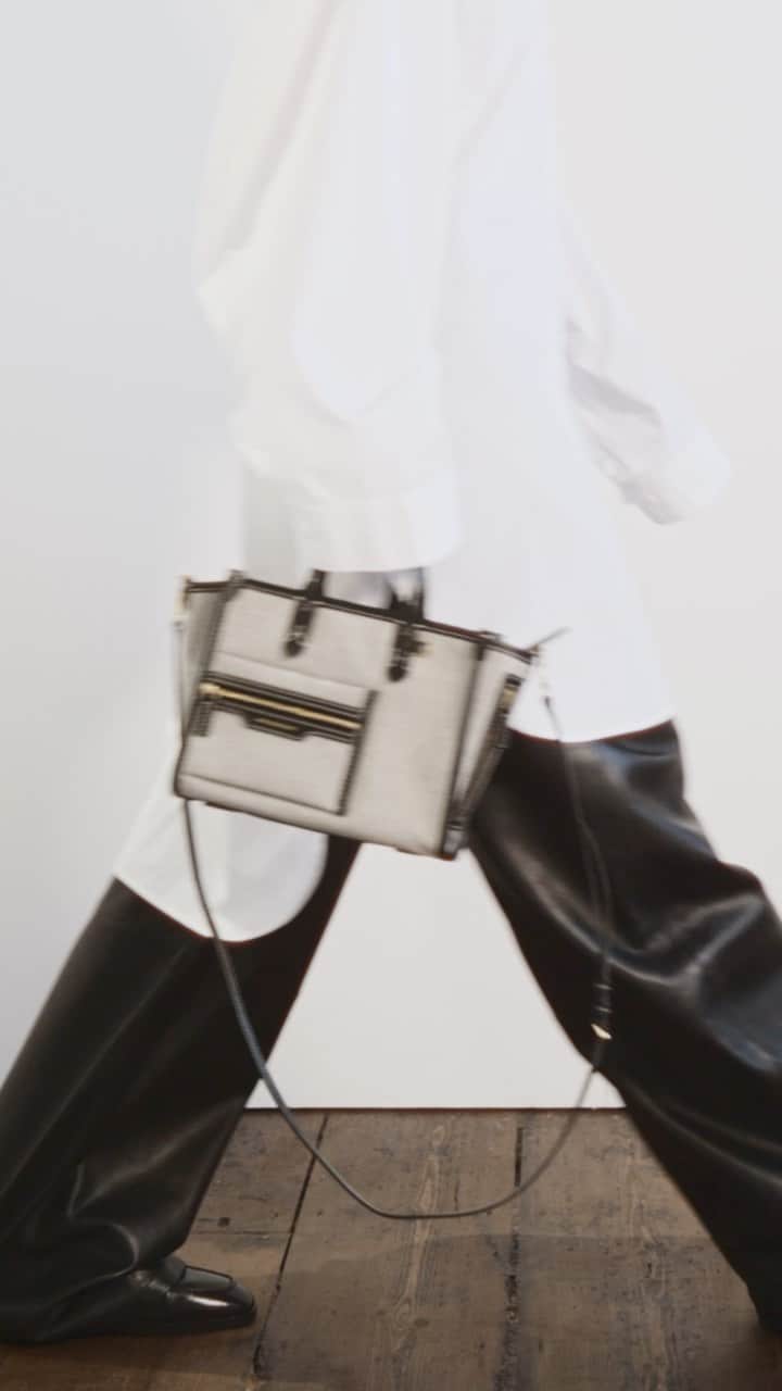 のインスタグラム：「We’re excited to introduce our new collection which is full of beautiful, consciously crafted bags, sparkling evening styles and wonderful new additions to Anya Life. #AnyaHindmarch」
