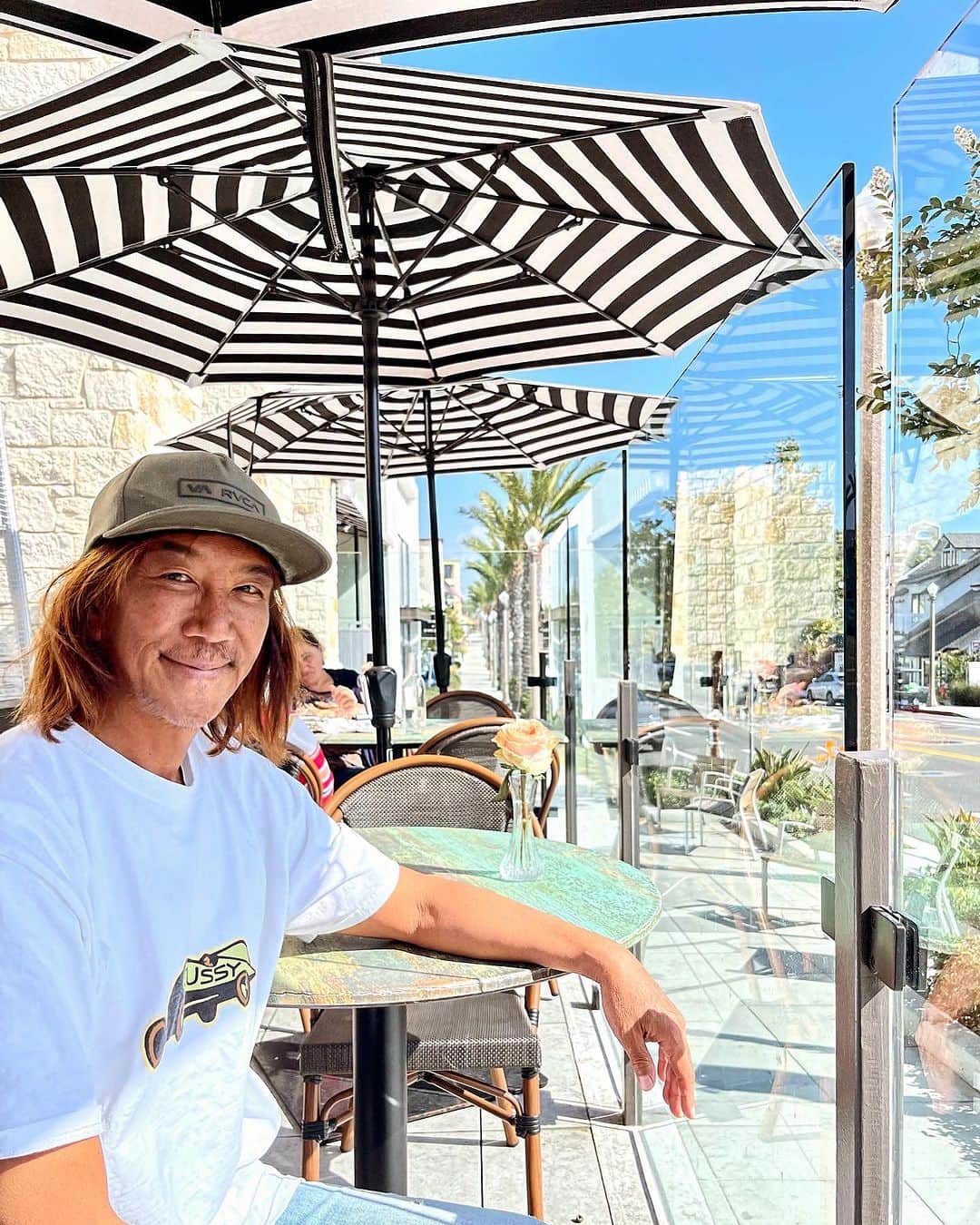 北紺守彦さんのインスタグラム写真 - (北紺守彦Instagram)「⛵️Dana pointはオシャレな店がいっぱい  ここのアボガドトーストが大好きだなぁ😊 @MAISON cafe ＋market 美味しいよ🍞  テラス席が気持ちいいね 風が気持ちいい 太陽が気持ちいい  よく 夫婦でランチに来ます👫  🏄サンクラメンテの街も 好きだなぁ  味わい深い街 カッコいい街 古きよきアメリカが残ってる感じで まさにサーフシティーだね  今日は👨‍👩‍👧家族でランチ来ました @BRUSSELS- BISTRO 週末は よく来ます  ここの ムール貝が美味しい！ 昼間から白ワインと最高でした  まだまだ 行きたい場所がいっぱいです🤗  #dana  #point  #danapoint  #ムール貝  #白ワイン  #シャルドネ  #surfcity」10月30日 6時59分 - morihiko.kitakon