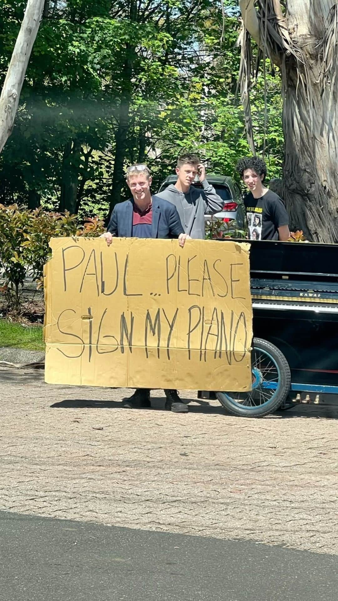 ポール・マッカートニーのインスタグラム：「Who knew Pete would hit the right keys with Paul? 🎹 Taking a moment out of his #PaulMcCartneyGotBack tour Paul signs a dedicated fan's piano in Adelaide 🇦🇺」