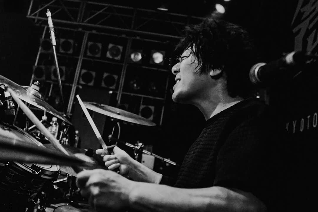 N∀OKIさんのインスタグラム写真 - (N∀OKIInstagram)「響都超特急 福岡DRUM LOGOS  GUEST Crossfaith  金属バット  2018年ぶりの久々生の金属バット ホンマ好きやわこの人ら 大いに笑わしてもらいまして 久々のCrossfaith  なんちゅ〜ライブしよんねん 問答無用に焚きつけられて 真正面から真っ白に燃え尽きましたわね  最終日に相応しき景色 ど真ん中の覚悟 ありがとうございました  このそれぞれ各地の 熱を持って12月16.17日 響都超特急でおまちしてます  　 写真 お誕生日に 海老フライ定食を ご馳走してくれて ありがとうございましたな @kawado_photo」10月30日 7時03分 - chairoy1945