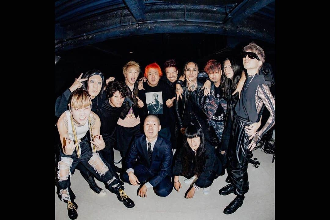 N∀OKIさんのインスタグラム写真 - (N∀OKIInstagram)「響都超特急 福岡DRUM LOGOS  GUEST Crossfaith  金属バット  2018年ぶりの久々生の金属バット ホンマ好きやわこの人ら 大いに笑わしてもらいまして 久々のCrossfaith  なんちゅ〜ライブしよんねん 問答無用に焚きつけられて 真正面から真っ白に燃え尽きましたわね  最終日に相応しき景色 ど真ん中の覚悟 ありがとうございました  このそれぞれ各地の 熱を持って12月16.17日 響都超特急でおまちしてます  　 写真 お誕生日に 海老フライ定食を ご馳走してくれて ありがとうございましたな @kawado_photo」10月30日 7時03分 - chairoy1945