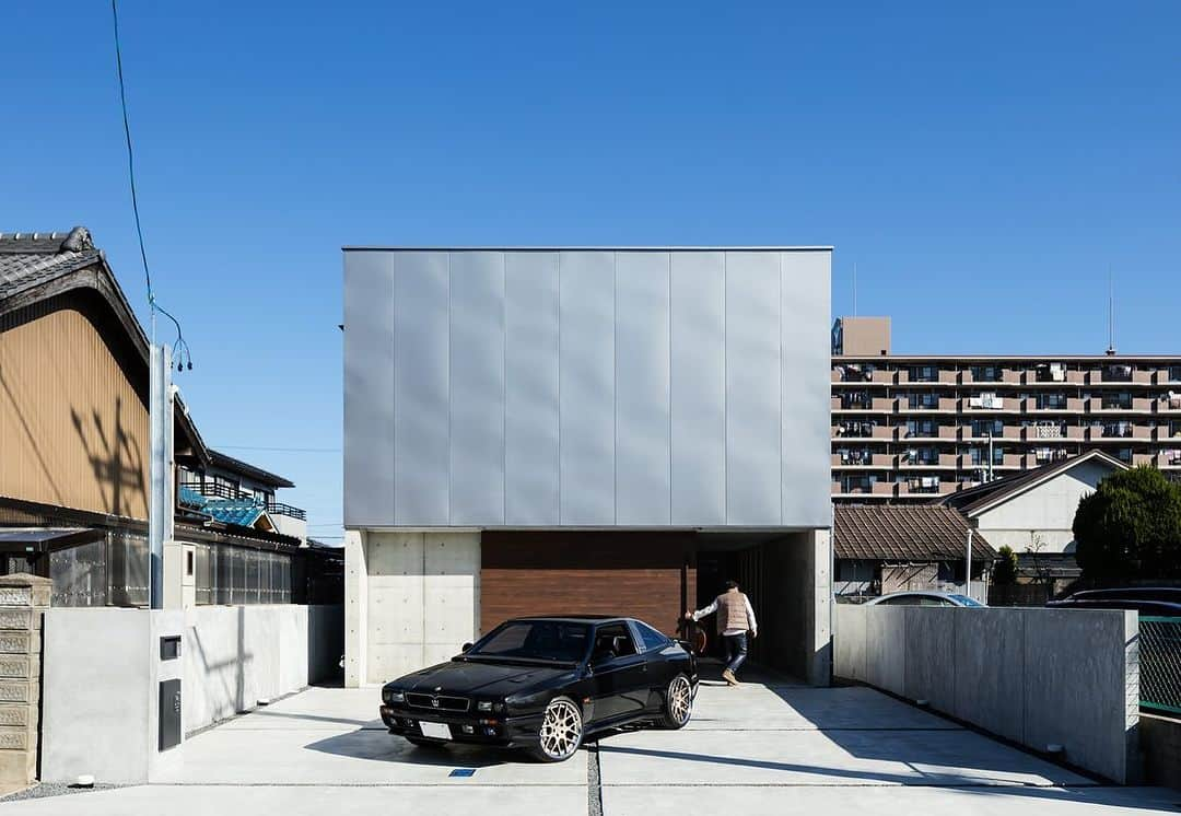 Horibe Associates co., ltd. のインスタグラム：「・ Garage House in Kawagoe  more⇨@horibeassociates  愛車マセラティシャマル を収容するガレージハウスをご希望されたご主人と  愛犬との静かな生活をご希望された奥様のご要望を叶えた  RC木混構造2階建ての中庭型住居  photo @yoheisasakura   #architecture#architect#architecturephoto#architecturephotografy#シャマル#マセラティ#マセラティシャマル#architettura#Kiếntrúc#arquitectura#Architektur#Arkitekture#architexture #マイホーム記録#マイホームメモ#ガレージハウス#maseratishamal#shamal#maserati」