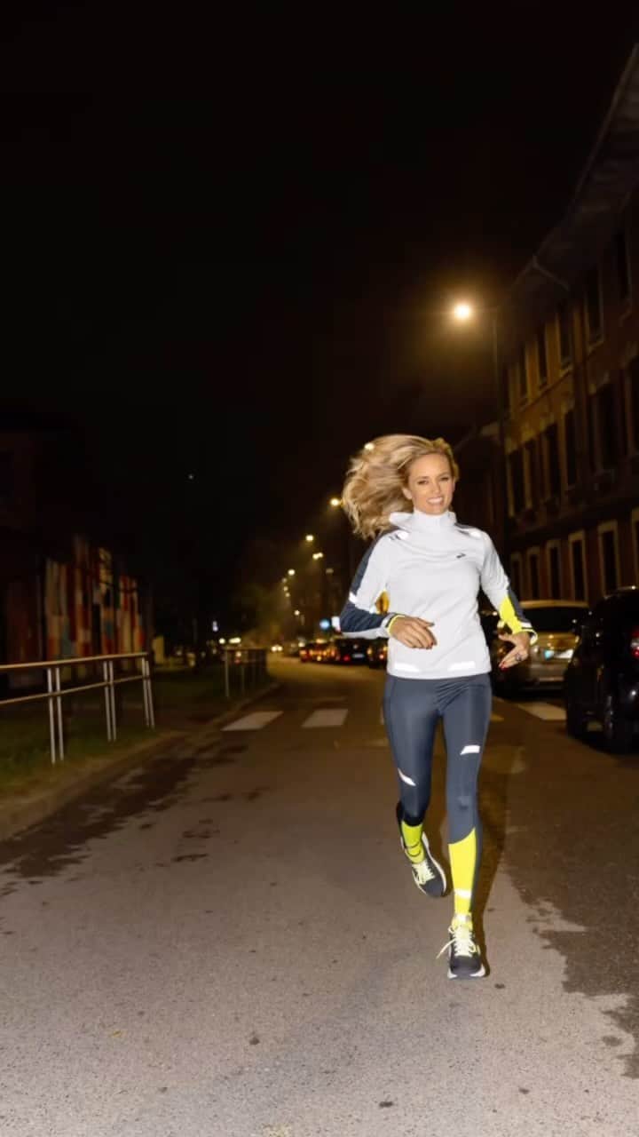 のインスタグラム：「Ormai i giorni si accorciano e chi corre dopo lavora rischia una corsa al buio. Ma non c’è da preoccuparsi!  💡VISIBILITÀ. RISOLTA. 👀   Renditi visibile con la nuovissima collezione Run Visible che ti permetterà di allenarti in condizioni di scarsa luminosità! 💡🏃‍♀️🏃‍♂️   Nelle zone interessate dal movimento, sono stati inseriti degli inserti rifrangenti che ti consentono di esser visto fino a 180 metri di distanza! 🚦  📸 @lucanoto  Tutto @brooksrunningit #runvisible   Scopri tutte le caratteristiche! ⬆️   #BrooksRunningIt #RunHappy #RunVisibleCollection #autumn #fall #atlethes #running」