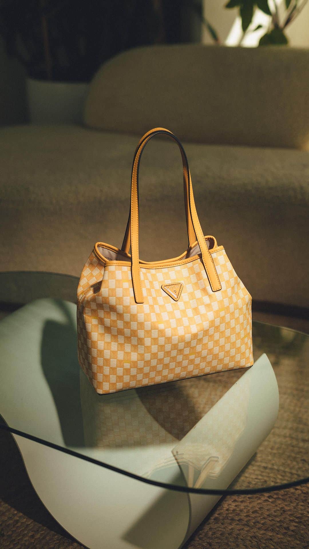 ゲスのインスタグラム：「Unconventional colorways that add an extra touch to your jet set look. #GUESSHandbags」