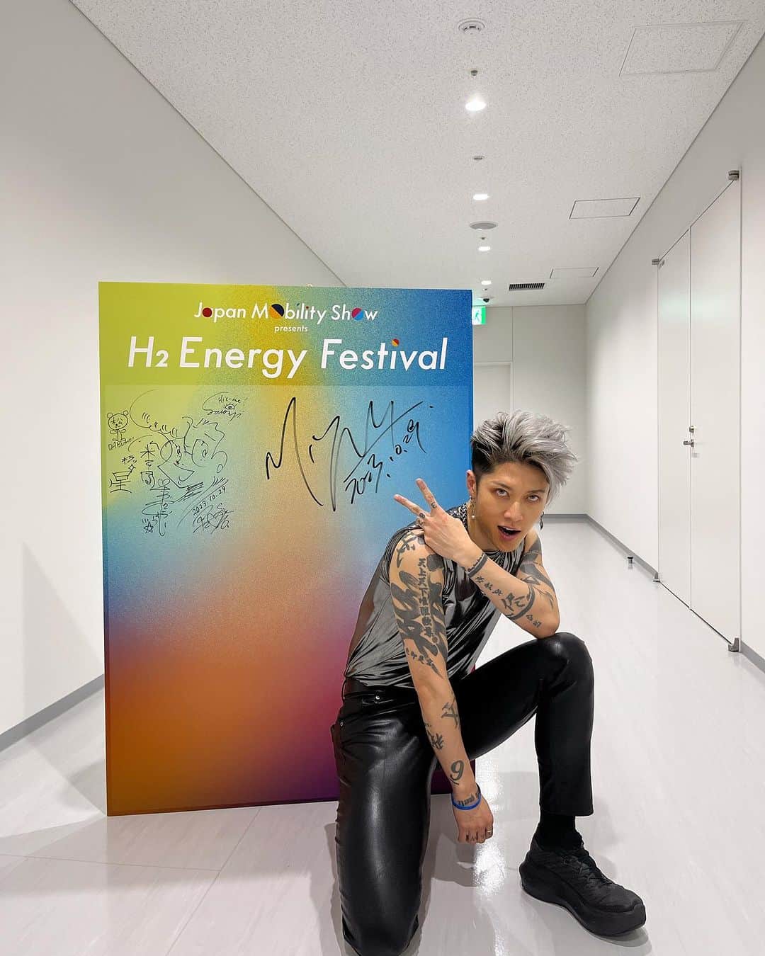 MIYAVI（石原貴雅）さんのインスタグラム写真 - (MIYAVI（石原貴雅）Instagram)「. 「#JAPANMOBILITYSHOW2023」 #H2EnergyFestival 盛り上がってくださったみなさま ありがとうございました🏎️🔥🎸  再生可能エネルギーの 水素エネルギーを使った特設ステージにて MIYAVIがパフォーマンスさせて頂きました🎸⚡️💧✨  @h2energyfes_official  @miyavi_ishihara  #H2energyfes #JMS2023 #MIYAVI」10月29日 22時34分 - miyavi_staff