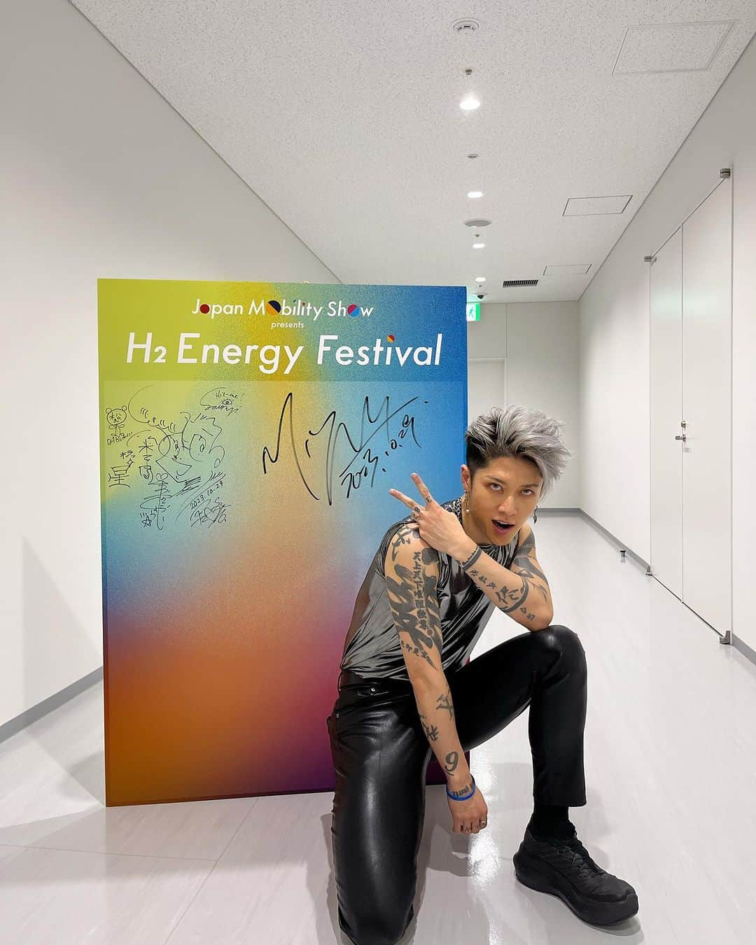 MIYAVI（石原貴雅）のインスタグラム：「. 「#JAPANMOBILITYSHOW2023」 #H2EnergyFestival 盛り上がってくださったみなさま ありがとうございました🏎️🔥🎸  再生可能エネルギーの 水素エネルギーを使った特設ステージにて MIYAVIがパフォーマンスさせて頂きました🎸⚡️💧✨  @h2energyfes_official  @miyavi_ishihara  #H2energyfes #JMS2023 #MIYAVI」