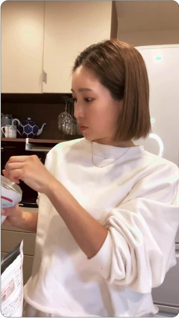 喜田彩子のインスタグラム：「⁡ ⁡ 私が(夫も)毎日飲んでいるソイプロビューティLIVE♡♡ ⁡ ✔️ 何故プロテインを飲むの？ ✔️ 何故たんぱく質は大切なの？ ✔️ ソイ？ホエイ？カゼイン？違いって何？ ✔️ プロテインって太らない？ ✔️ 何故ソイプロビューティ？ ✔️ いつ飲むのがベスト？ ✔️ 何で割るのがいい？ ⁡ ⁡ などなど、沢山喋りました♡ 11/12 23:59まで購入出来る お得な喜田ちゃんセットもあります！ (ストーリーはハイライトに残しているのでそこから飛んでね🎁✨) ⁡ 質問や気になることがあったら是非コメント欄に書いてくださいね♡  ⁡ @hollywood_cosmetics  #プロテイン #ソイプロテイン #ソイプロテインダイエット #大豆たんぱく質 #そら豆たんぱく質 #そら豆 #ソイプロビューティ #佐々木蔵之介 さん #佐々木酒造 #酒粕 #美容」