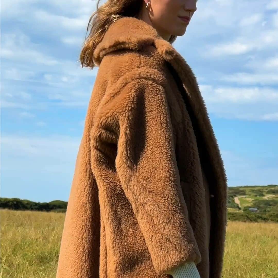 Harrodsのインスタグラム：「Maintaining snug-as-a-bug status amid the chill is a (teddy bear’s) picnic thanks to AW23’s textural treats – a pleasingly tactile platter led by #MaxMara, which celebrates the 10th anniversary of its Teddy Bear Icon coat this year. Find it alongside fuzzy accessories and mini-me pieces at the Exhibition Windows pop-up on the Ground Floor and in Childrenswear on the Fourth Floor.  Plus, enjoy 10% off selected purchases in-store and online this weekend. Offer ends Sunday 29th October. Not a member? Join now at our link in bio.  #Harrods #HarrodsFashion」