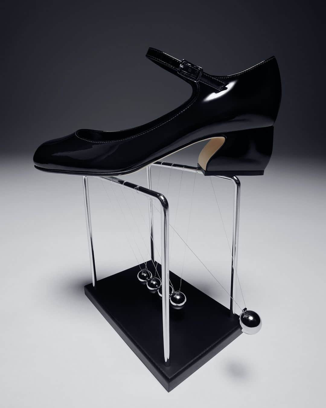 Sergio Rossiのインスタグラム：「Super clean lines, a chunky heel and an elegant ankle strap—the SI ROSSI by Sergio Rossi Mary Jane provides the perfect finishing touch. Discover the #SIROSSI collection through the link in bio. #SergioRossi」