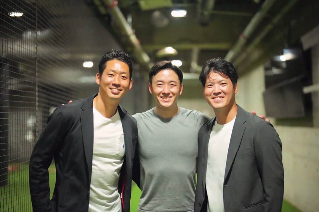斎藤佑樹さんのインスタグラム写真 - (斎藤佑樹Instagram)「ジムに投げに行ったら仲間に会えました！ ファイターズで一緒にプレーした高山。 トライアウトに向けて熱心に投げ込む姿を見たら 「がんばれ！まだまだできる！」って 誰もが応援したくなりますよね。 来年の飛躍が楽しみです！ ⁡ （高山優希YouTube） https://youtube.com/@thebaseballproject-tu5zn?feature=shared ⁡ ⁡ ⁡ この日、早稲田大学時代の仲間も来てくれました！ 歴代のキャプテンを務めた彼らも 今はそれぞれの立場で活躍していて とても頼もしいです！ ⁡ ⁡ 僕がたくさん助けていただいたぶん 自分より下の世代にも何か手伝えることはないか いつも考えています。 ⁡ ⁡ あの頃の仲間たちと一緒にプロジェクトをできる日も 遠くないかもしれません！ これからが楽しみです！ ⁡ ⁡ ⁡ ⁡ ⁡ #がんばれ #高山優希 #早稲田大学 #100代キャプテン #102代キャプテン #103代キャプテン」10月29日 22時30分 - yuki____saito
