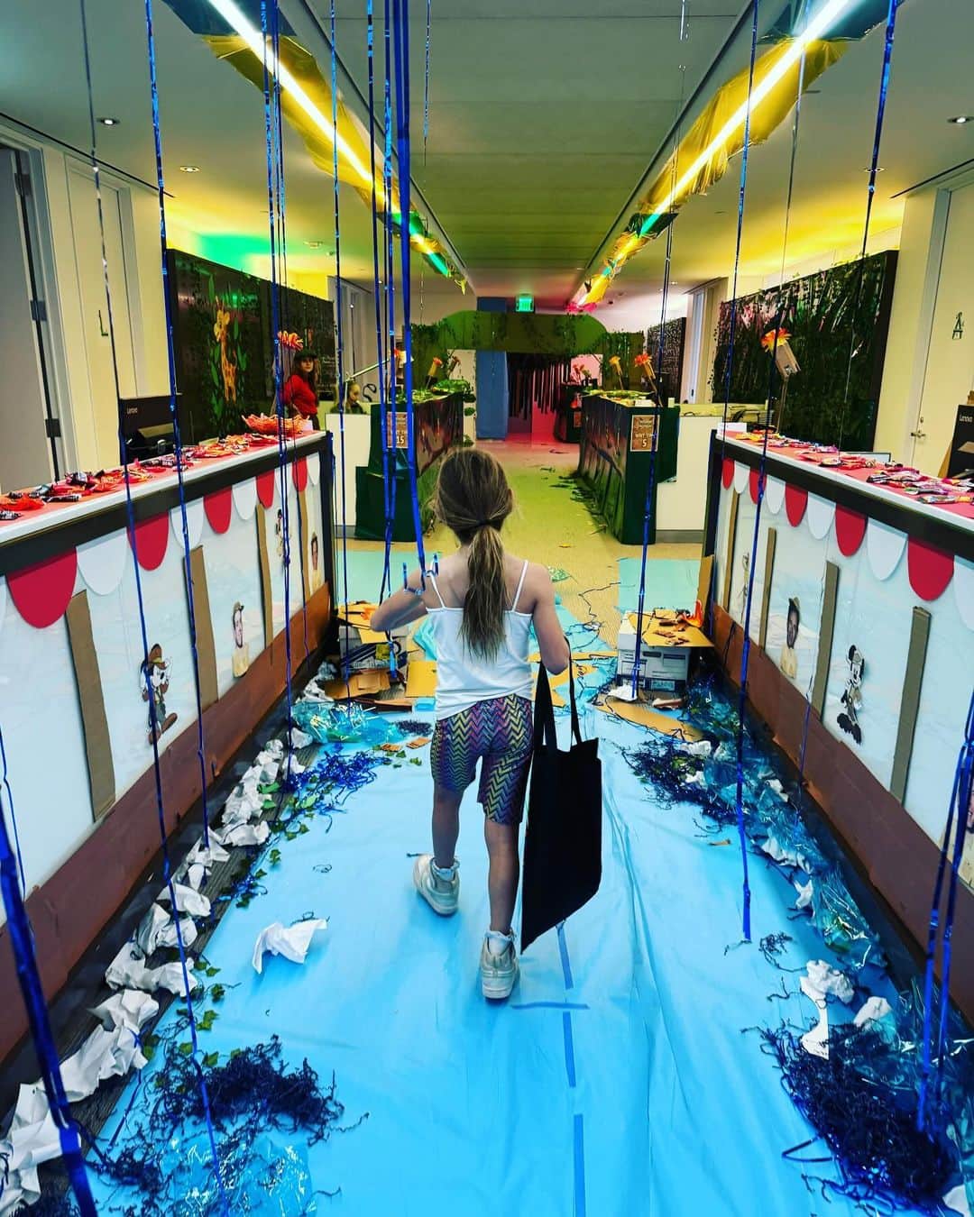 ケヴィン・ゼガーズのインスタグラム：「Trick or Treating at mommy’s work.」