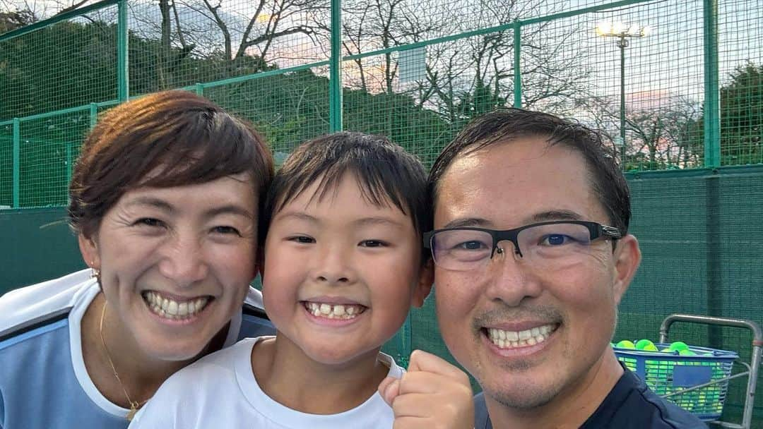 杉山愛さんのインスタグラム写真 - (杉山愛Instagram)「今日は悠にとって 朝から夕方までずーっと 🎾テニスDAY🎾  私はちょこっとだけ、主人相手にラリー 主人もこんなにラリーができるようになりました👏👏👏  テニスってやっぱり楽しいね🤣🤣🤣 私のテニスを始めたきっかけは「家族でできると良いね‼️」 でした😊  最初は両親と そして今は主人と息子と 家族みんなで楽しめてます🎾 娘とはいつ一緒にできるかなぁ🥰🥰  #テニス #tennis #ファミリーテニス #主人とラリー #素人相手に #最後は #決める #大人気ない  #🤣🤣🤣」10月29日 22時33分 - aisugiyamaofficial