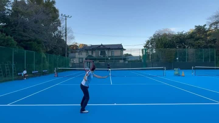 杉山愛のインスタグラム：「今日は悠にとって 朝から夕方までずーっと 🎾テニスDAY🎾  私はちょこっとだけ、主人相手にラリー 主人もこんなにラリーができるようになりました👏👏👏  テニスってやっぱり楽しいね🤣🤣🤣 私のテニスを始めたきっかけは「家族でできると良いね‼️」 でした😊  最初は両親と そして今は主人と息子と 家族みんなで楽しめてます🎾 娘とはいつ一緒にできるかなぁ🥰🥰  #テニス #tennis #ファミリーテニス #主人とラリー #素人相手に #最後は #決める #大人気ない  #🤣🤣🤣」