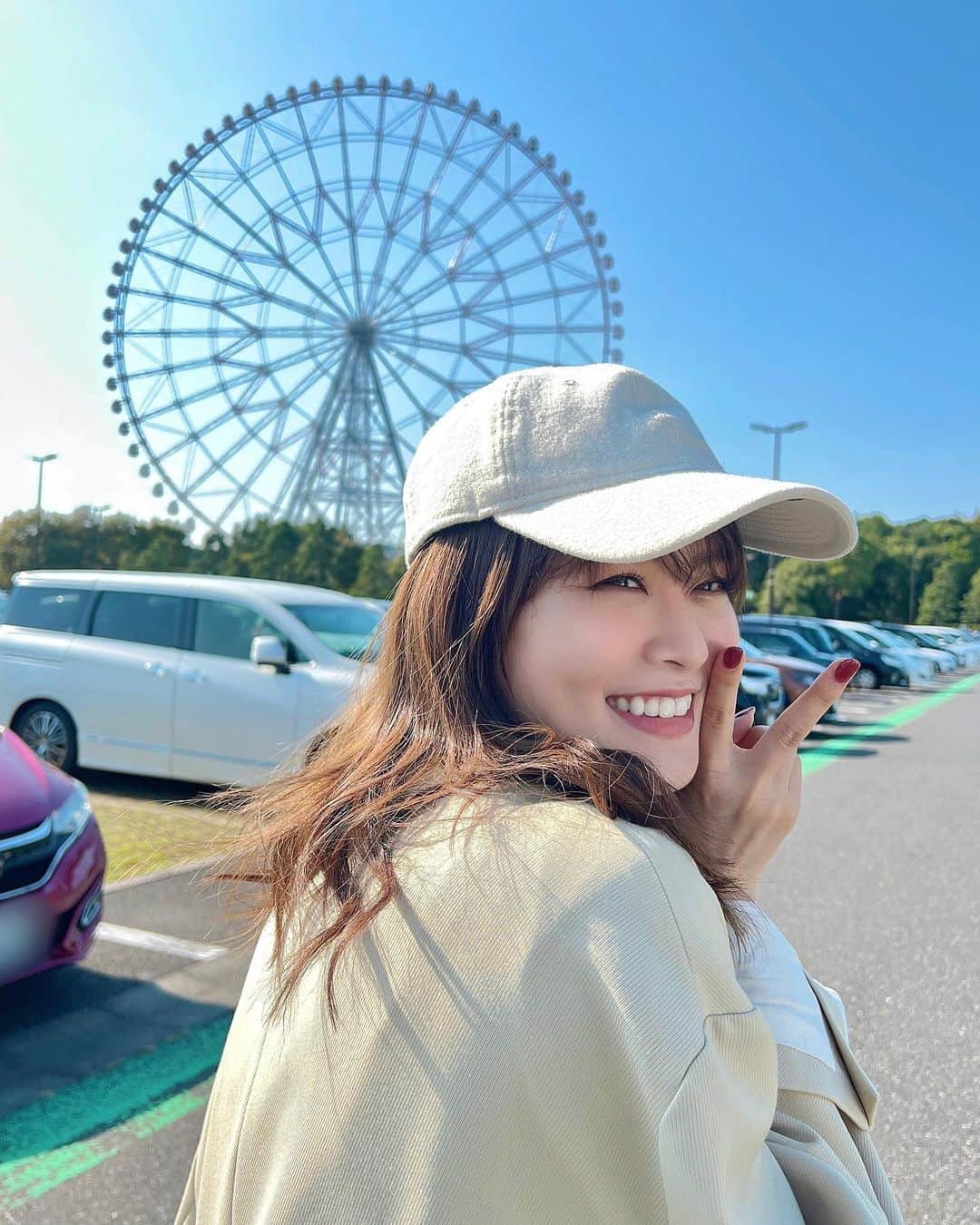 山崎怜奈のインスタグラム：「・ 小さい頃にも乗った、葛西臨海公園の観覧車！地元で仕事があると親戚にも久しぶりに会えるので嬉しい🎡  ◾️12/2(土) ファンイベントを開催することになりました！ 時期的にも、クリスマスパーティーや忘年会のような雰囲気で楽しめたらいいなーと思ってます！！ 詳しくはまた後日、公式HPにてお知らせします。 OFFICIAL FAN CLUB会員の皆様、ぜひお越しください🤝️」