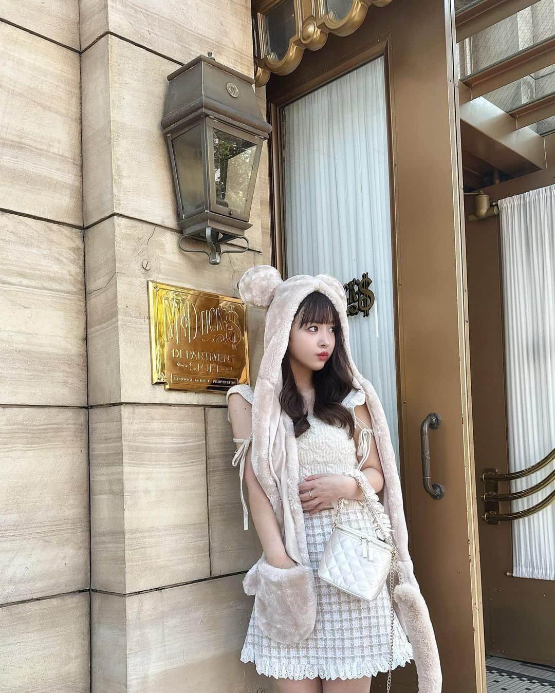 平松可奈子のインスタグラム：「ディズニーシーコーデ🐻🐻  事前にどの耳を買いたいか 目処をつけていって それに色合いを合わせた コーデで行くのがポイントです🧇 コーデの色味がまとまると 写真もより可愛いくなるよ♡  この日は @chouette_latte  "MUSE"セットアップに 襟を外したver！！  私とても暑がりなので 中に"PLUME"ニットの ビスチェを忍ばせていったので 暑い日中とコーデを 少し変えて楽しめたよ〜🎵❤︎  この合わせオススメなので 持ってる子はぜひやってみてね🐻  バニティバックのチェーンを ファー携帯ストラップに変えて カスタムして持って歩いたんだけど 可愛すぎたし大容量入るしで 大正解でした…☺️🤍🤫  #ディズニーシー  #dハロ  #tdc #ディズニーコーデ  #低身長コーデ  #kanacofashion  #シュエラテ #ディズニーシーコーデ」