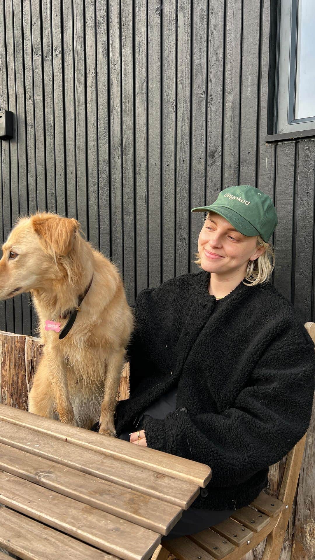 Estée Lalondeのインスタグラム：「A weekend in the wilderness in a cabin far far away from my to-do list 🥰 🐾 🏕️ 🍑   @unyoked.co (press stay)」