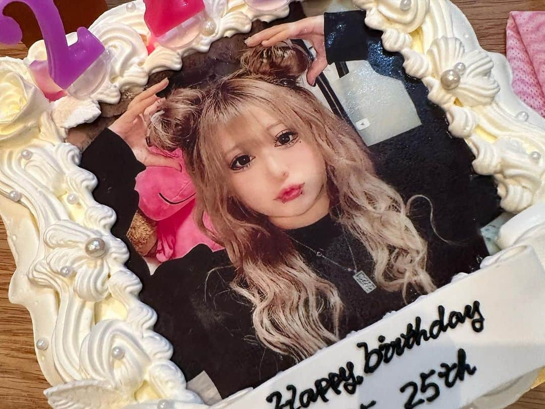 姉ですさんのインスタグラム写真 - (姉ですInstagram)「【姉ふぁむ】が最高の誕生日サプライズしてくれた😭❤️  1人のリスナーさんに会いに行ったらまさかの姉ふぁむ大集合……飛行機乗ってきてくれた人もいたしびっくりした😭‼️  祖父ですっていうモデレーターがみんなを集めてくれたみたい😭うれしすぎた..  本当に本当にありがとう😭❤️❤️❤️💡💡💡」10月29日 22時40分 - meronpan_p_reverse