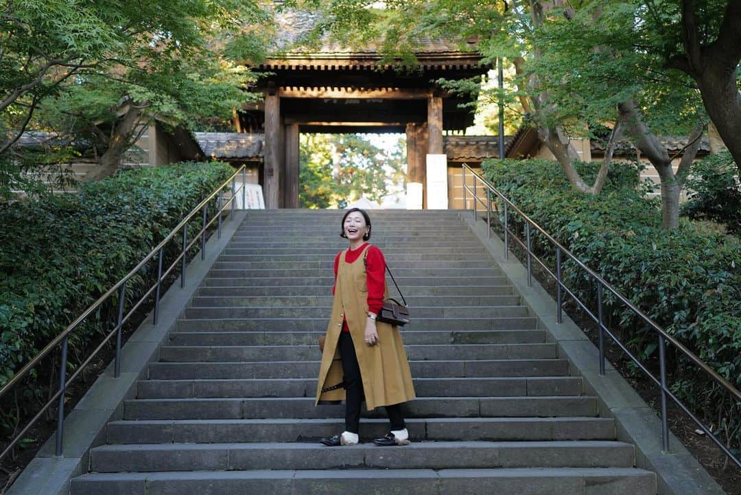 黒沢祐子のインスタグラム：「北鎌倉円覚寺内　龍隠庵にて 行われた満月夜話🌕 今日は60年振りに開催された洪鐘弁天大祭も重なった日  満月を愛でながら大好きな　@_____9__ 実穂さんのお菓子をいただけるということで申し込み 他にもミュージシャンの和(Izumi)さんのライブや書家の中島瞻風先生のライブペインティング、龍隠庵の太田周文住職の月に関わるお話など  偶然なのか必然なのか月が山の向こうから顔を出すあたりで大きな花火の音が響き渡りより想い出深い時間に  貴重な時間をありがとうございました🌕🙏🏻  そんな今日はクローゼットから引っ張り出した　@oldceline × @mackintoshlondon のコラボ水引ジレコートが主役 6.7年前?もっと前のかな? 久々に袖を通したら新鮮で良かった 今年は色々なアレンジで着てみよう🧥 パンツは　@yuko.lifestyle × @thecure_official_   #life #鎌倉暮らし #北鎌倉 #円覚寺 #龍隠庵」