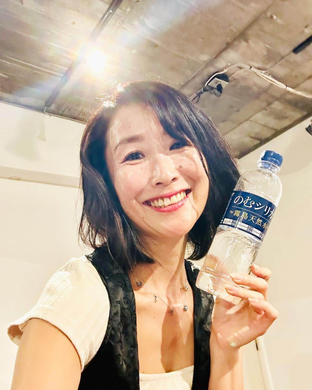 杉山明子のインスタグラム：「カラダは水を欲してる🩷  秋になって、空気がピンとしてる！ これから乾燥に気をつけなくちゃね^ ^ 特に運動してる時！  スタジオにて ウォーキング・ダンスする時 水分補給にちょっと気を使ってみる♪  シリカ（ケイ素）って とっても体にいいんですって！  手軽に健康志向💕  「のむシリカ」 nomusilica _official  #シリカ　#シリカ水　#のむシリカ　#supported  #ナチュラルミネラルウォーター　#霧島天然水　#美容　#ケイ素 #健康志向」