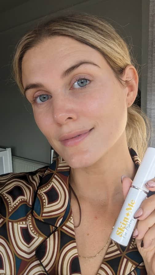 Ashley Jamesのインスタグラム：「ad The older I get, the more I want to look after my body and my skin. Especially given I don't get as much sleep and rest as I used to thanks to Alf and Ada. 🤪 So that's also why I rave about @skinandmehq at any possible opportunity. It's a product I pay for myself and recommend to all my friends and family. 🤍  Why do I love Skin & Me so much?  ✨ Well, first and foremost, because of the noticeable difference it's made to my skin since I started using it.   ✨The formulas are designed by their Dermatology Team according to your own personal skin goals and requirements so you know you're using the best ingredients for your skin requirements - whether that's hyperpigmentation, melasma, adult acne, pore sizes etc.   ✨ You can get expert support, care and progress check ups - meaning the ingredients and concentrations evolve as you continue to use the product. This has been especially helpful when I needed to change the formula when I was pregnant / Breastfeeding.  ✨Finally, it means a stripped back routine. I don't need to use as many products which means I'm spending less on skincare and less time getting ready for bed. I just wash my face, apply the treatment, and then add my night cream!  If you'd like to try it for yourself, they've given me a personal code, which will let you try your very own personal Daily Doser for £4.99. It's ASHLEYJ10 and I'll add a link on my stories. Please do let me know what you think if you try it! 🙏🤍」