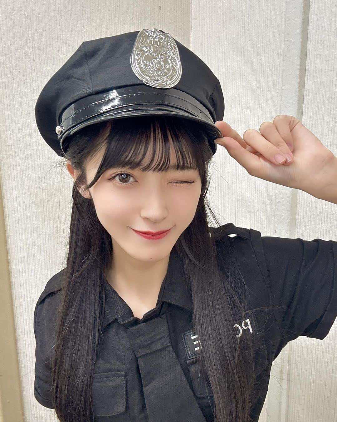 佐藤綺星のインスタグラム：「🚓🤍  個別握手会２日目 ありがとうございました！  捕まえた👮🏻🤍   #ハロウィン  #ハロウィンコスプレ  #ハロウィン仮装  #はろうぃん  #はろうぃんコスプレ  #fyp  #04」