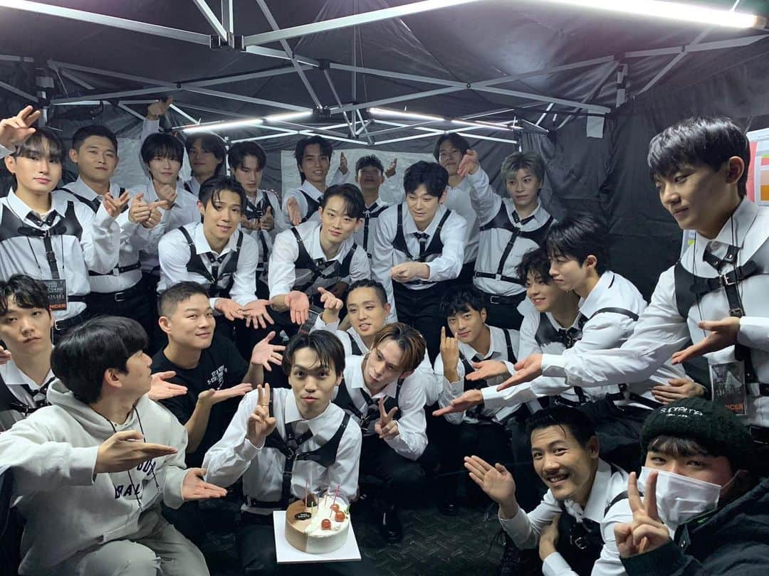 木下流声さんのインスタグラム写真 - (木下流声Instagram)「"STRAY KIDS 5-STAR DOME TOUR 2023”  ⭐️⭐️⭐️⭐️⭐️  福岡から東京まで 本当にあっという間でした😭  最高のツアーをありがとうございます！ 全公演お疲れ様でした🔥🔥🔥  #straykids #5stardometour2023 #tokyo #tokyodome #dancer #skz #STAY #teammaru #studiomaru」10月29日 22時46分 - ryusei_kinoshita