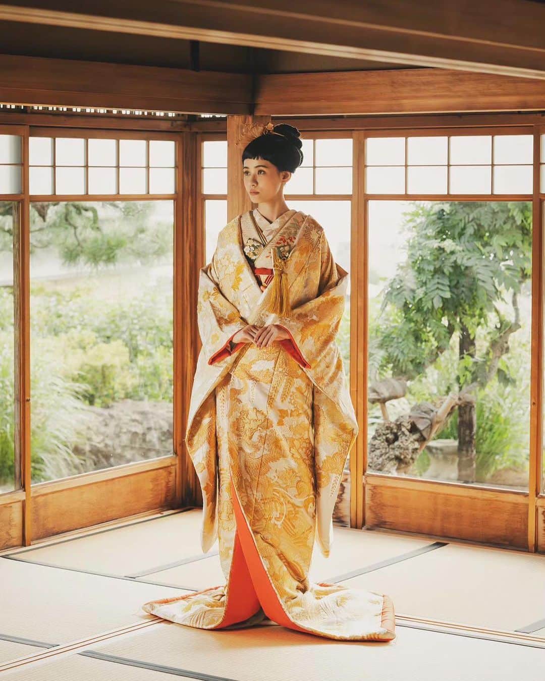 Tomokaのインスタグラム：「. 京大和にて新作の打掛撮影。  何色ものゴールドやシルバーを使い織り上げた最高級の逸品裏地を朱赤に染めた色打掛。  世界第三刺繍の頭刺繍、相良刺繍が施された最高級和装東熨汁に鶴がモチーフとなっている白無垢。  This is very precious.  It's the only one in the world. . . . #model #japanesestyle #weddingdress #kyotojapan #shooting #モデル #京都 #打掛 #打掛ヘア #打掛髪飾り #京大和 #下鴨神社 #撮影 #zen京都」