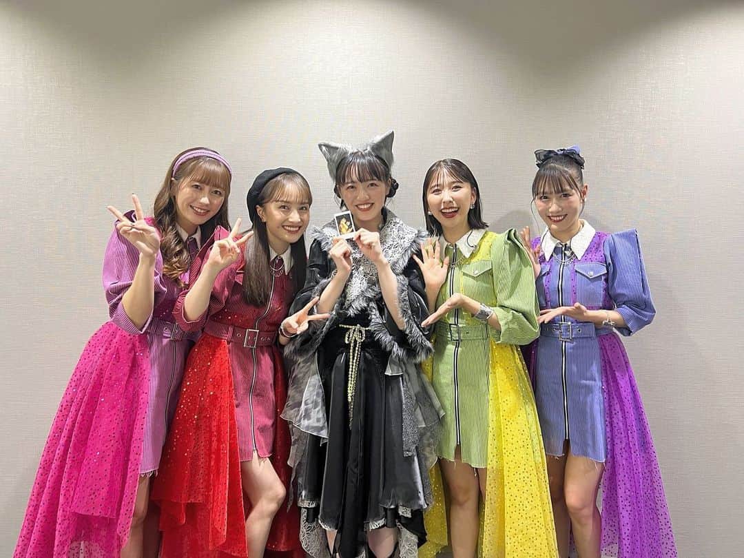 希山愛のインスタグラム：「* なんとなんと、 13年前に撮って頂いた ももクロちゃんとのチェキに サインを頂きました😢🤍  お忙しい中、 れにちゃんもかなこちゃんも しおりんもあーりんも書いてくださって、 夢みたいです…！🥺✨️  大好きなしおりんとのツーショットにも 書いて頂いたんです〜！！  大好きで宝物のチェキが もっともっと大好きで宝物になりました❤︎  本当に嬉しいな〜 一生の宝物です！！！！  ももクロちゃんありがとうございました🍀」