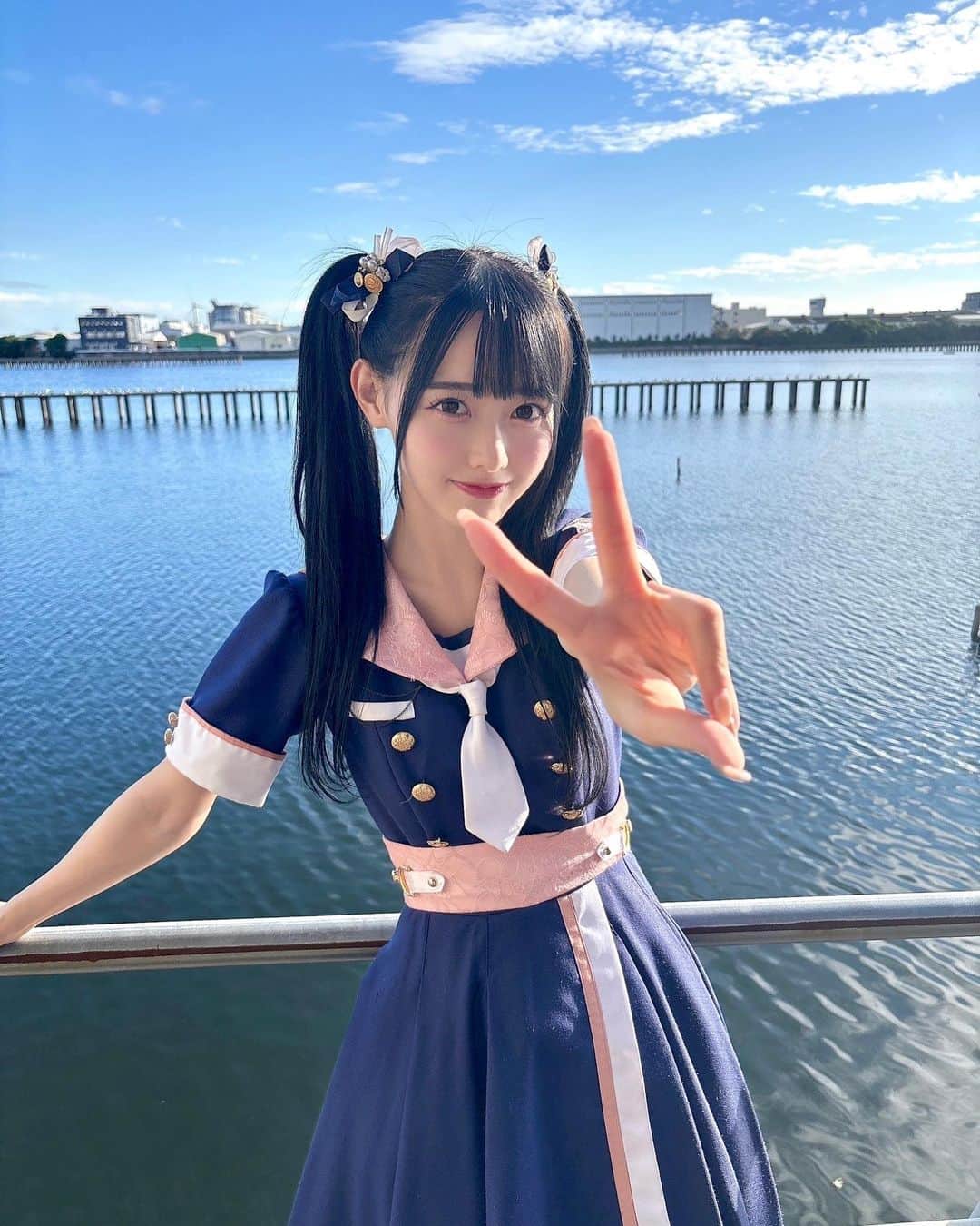 のインスタグラム：「ちゃんと好き？🎀 私には君が必要だよーー🫶🏻  ♡職業アイドル ♡好きなことアイドル あなたのアイドル🥺  何度も言っちゃってるけど広いお空すきーー♡ お天気良くてとーってもきれいだったよ🐠☀️  海おすそ分け～🐬🫧  #高嶺のなでしこ #秋晴れ #海」