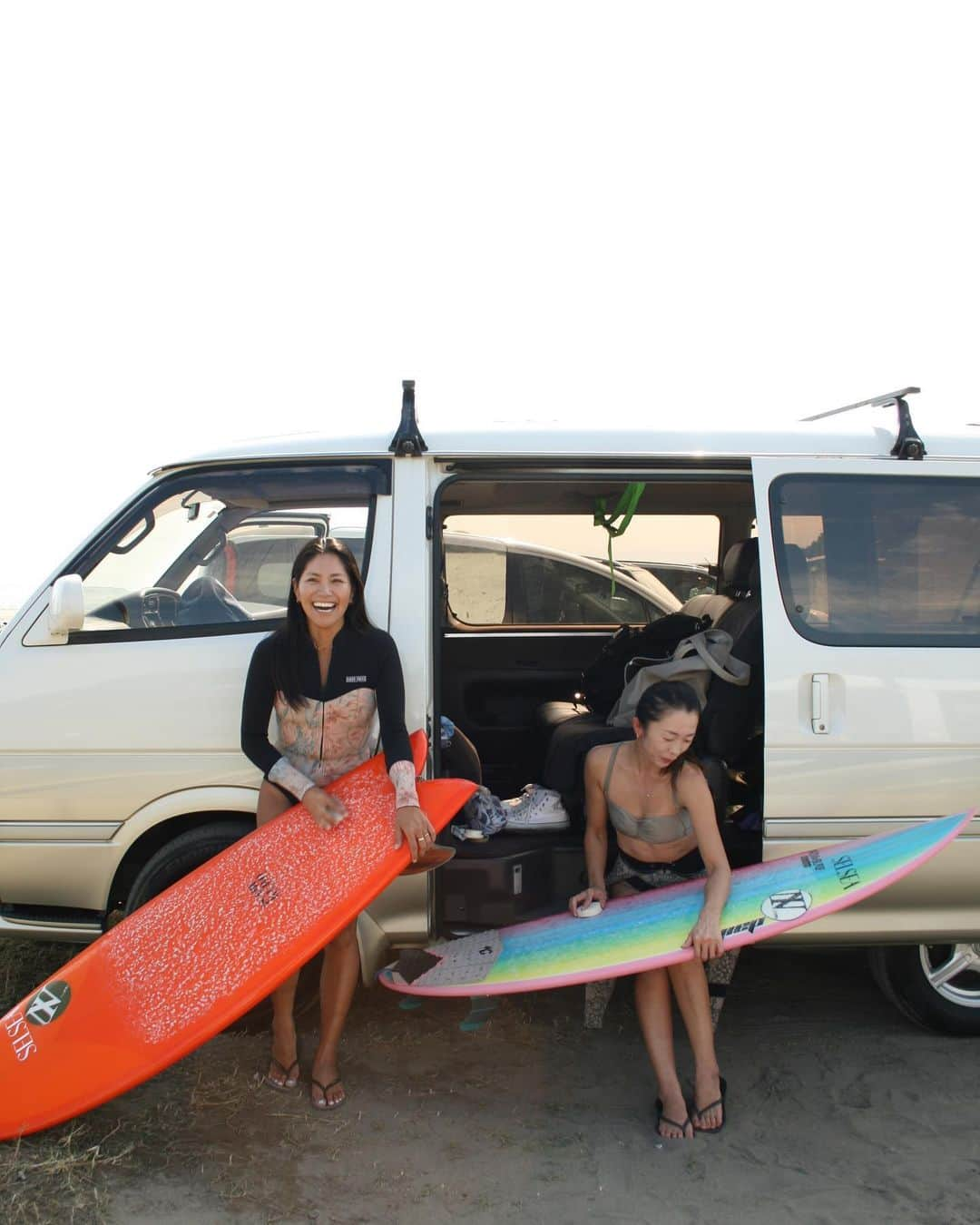 清宮佑美のインスタグラム：「相棒 ともちゃんとの宮崎SURF TRIP✈️🌺🌴 @tomomi_murakami1207  8年前に出会って 一気に仲良くなって そこから国内外の数々のサーフトリップ を共にしてきた🏄🏾‍♀️🏄🏾‍♀️ バリ、スリランカ、南台湾、シャルガオ島、北海道、宮古島、宮崎、福島、宮城、茨城、静岡、千葉、湘南…。 通称:デカ波コンビの私たちは 2人揃うといっつも台風やら低気圧やらなんやらで 願っている以上の修行並のデカ波だった🌊💦✨ 今回の宮崎は、そんな私たち史上1番の小波tripとなりました😂  波があれば1日2Rは必ず入ってたけど、今回は潮の動きに合わせて1番波が出来そうな時間に1Rだけだったので のんびりした旅に😌🌿 新しく知ったご飯屋さん巡りをしたり、wave huntingしながら南下して天然馬がいる都井岬までドライブしたり、青島をブラブラお散歩して 可愛いcoffee shopに行ったり。 カラオケして 温泉入って マッサージして 見たかった映画まで観て😂 やりたかった事全部詰め込んだ旅💕💕 どんな旅になろうと 相棒のおかげでいつも100点の旅になる💯 考えてる事一緒で本当に楽😮‍💨🫶🏽 いつもありがとう♥️ Where is our next trip??✈️🌴  #surfing #surfer #surftrip #surferwomen #サーフトリップ #サーファー #宮崎」