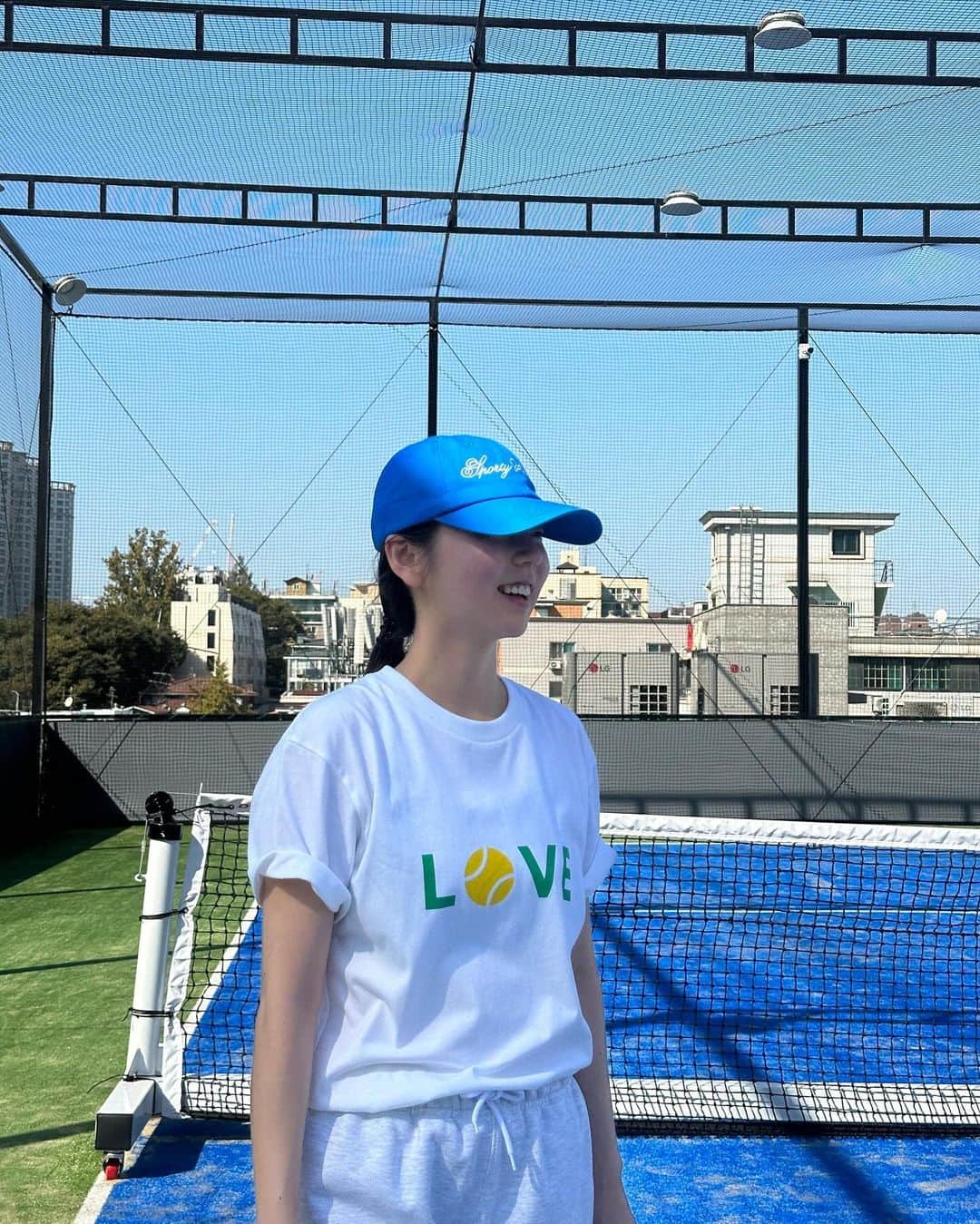 アン・ソヒのインスタグラム：「L🎾VE TENNIS💚💙나랑 랠리 할 사람!😃🙋🏻‍♀️😆link in bio」