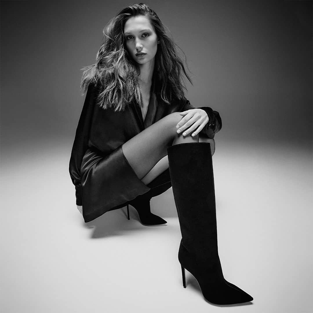 Aquazzuraのインスタグラム：「Introducing So Matignon, a perennially chic black velvet style, capturing the essence of everyday glamour. Explore more at aquazzura.com   #AQUAZZURA  #AQUAZZURABoots」