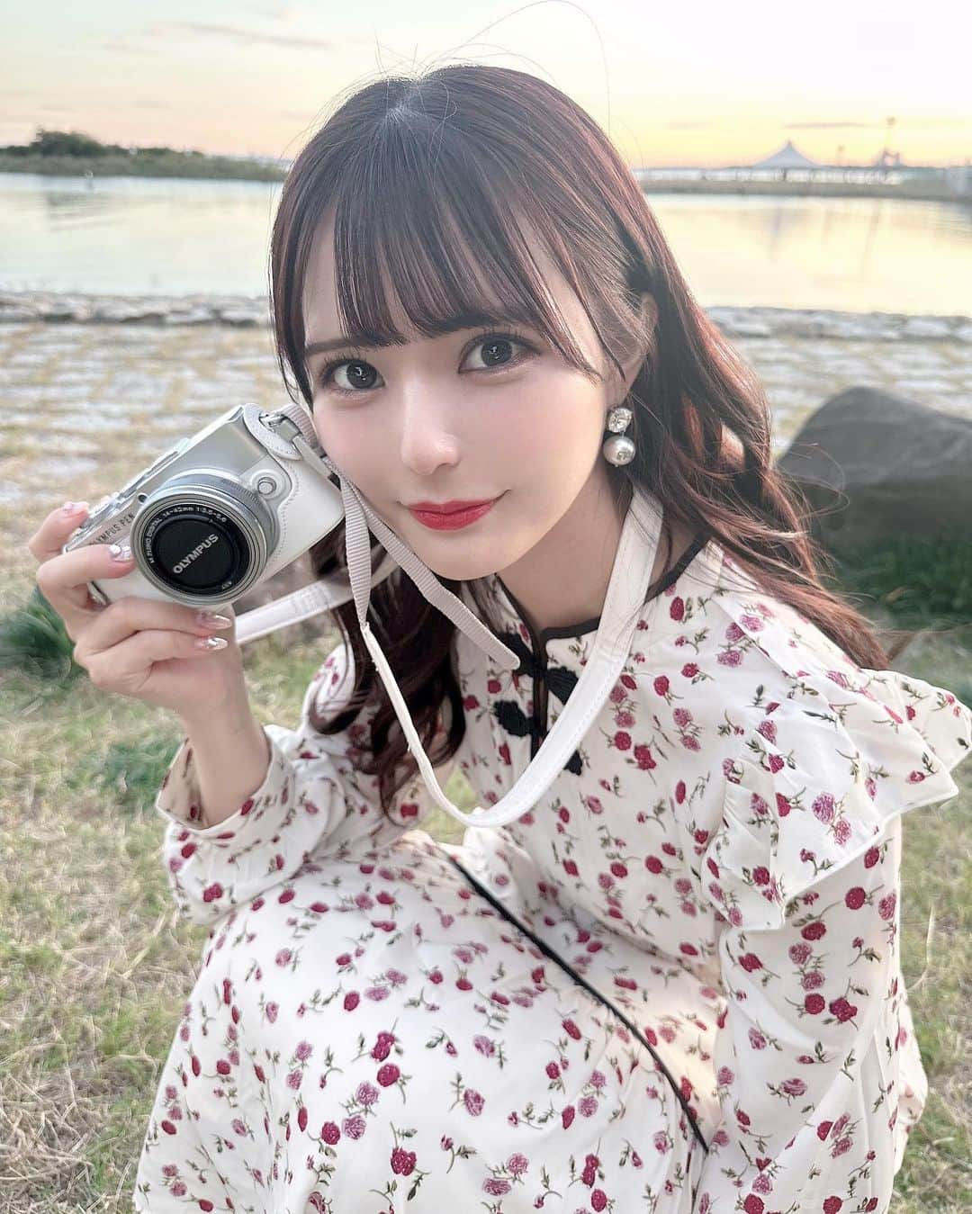 桜井ひかるのインスタグラム：「カメラお迎えしたよ〜📸  ずっと欲しいなって思ってたけど 携帯で撮ればいいかなって なかなかお迎えしてなかったの😣  これを機にたくさんおでかけしたり、 色んな写真撮りたいな〜( ´,,•ω•,,`)♡  op @apres_jour さん👗 ロング丈でハイウエストだから スタイル良く見えて嬉しいし、 胸元のチャイナが可愛い🐼  #pr #apres_pr #apresjour #アプレジュール#OLYMPUS#ミラーレス#ミラーレス女子 #カメラ#カメラ女子 #葛西臨海公園#カメラ初心者 #巻き下ろし#チャイナ#チャイナワンピース」